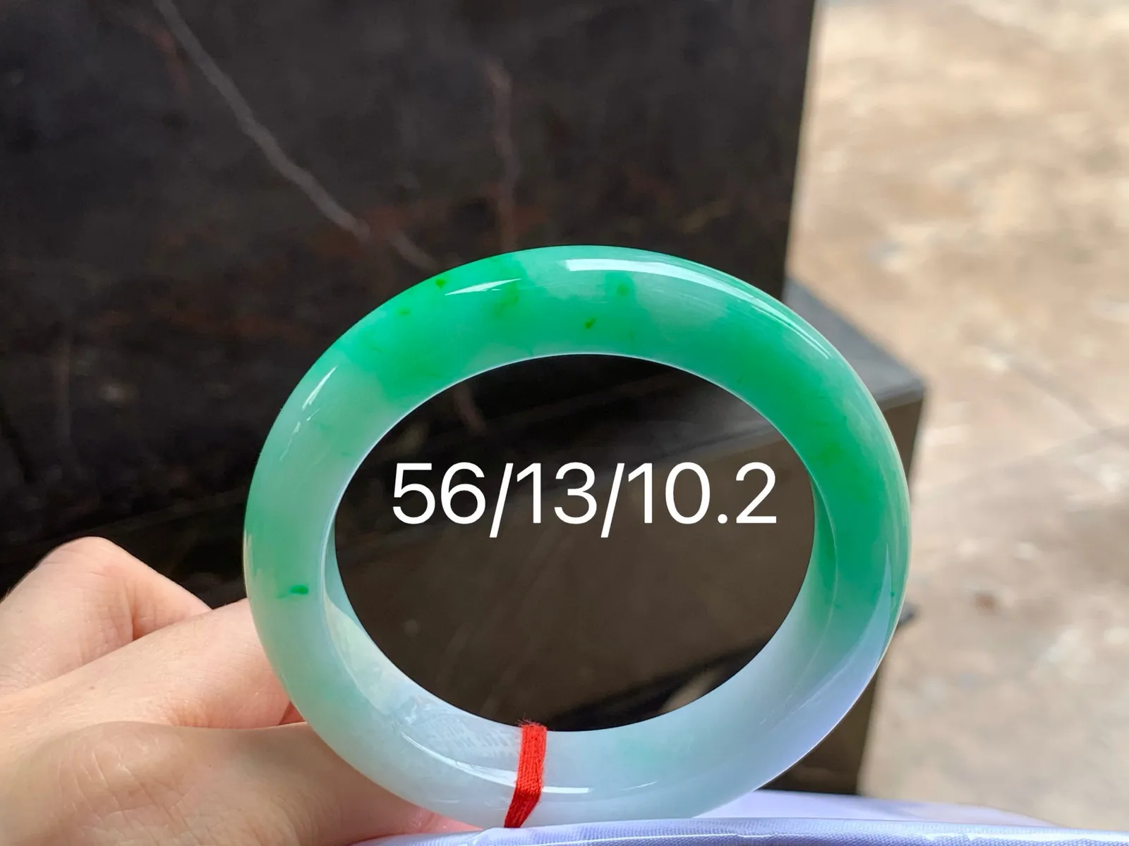 阳绿手镯
细腻56/13/10.2mm