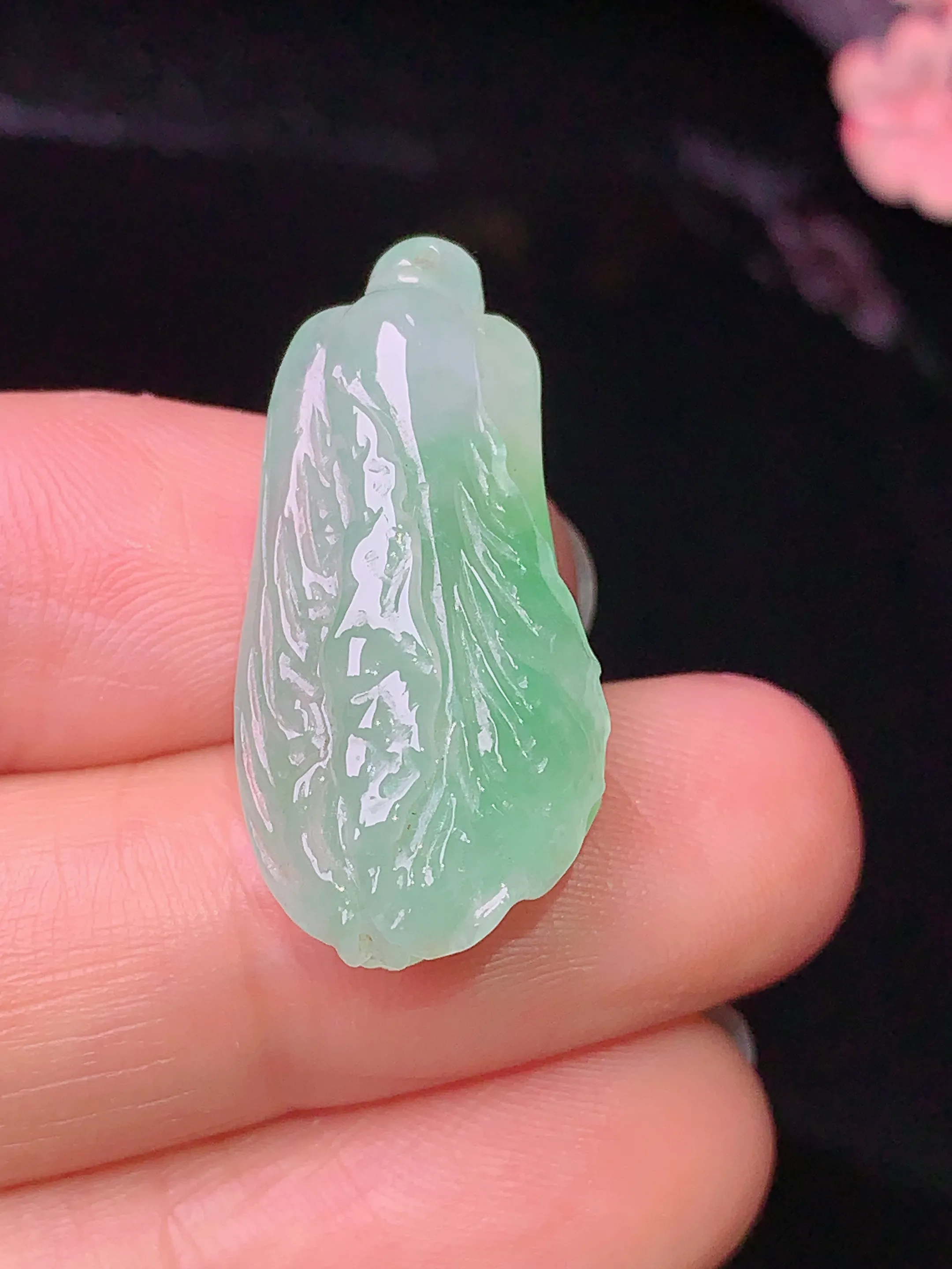 浅绿白菜吊坠 玉质细腻 水润亮眼  整体尺寸37.2*13.1*8