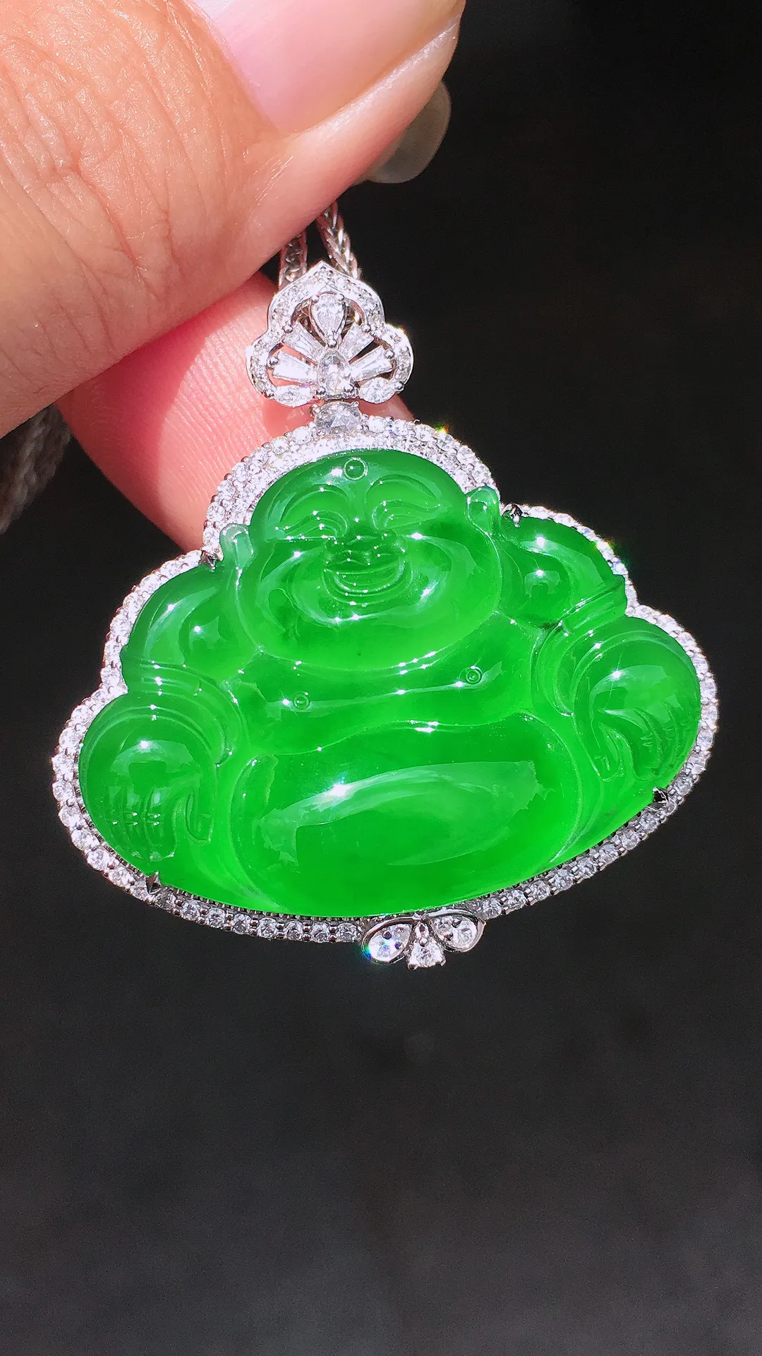 阳绿佛公吊坠，色泽均匀艳丽，玉质细腻，荧光感超
强，饱满圆润，气质满满。18k
金豪华镶嵌