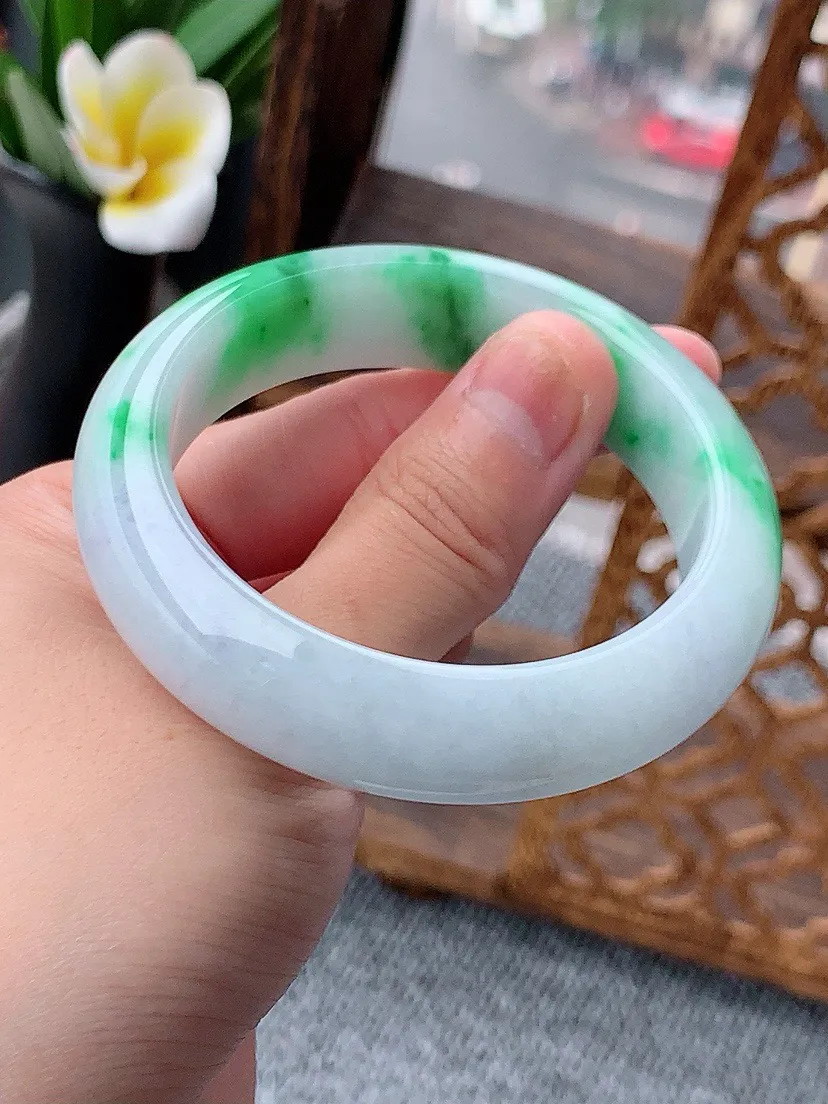 a货翡翠老坑飘绿半山半水正装正圈手镯52-53小圈口  尺寸52.5×14×8.3mm 重量64.9