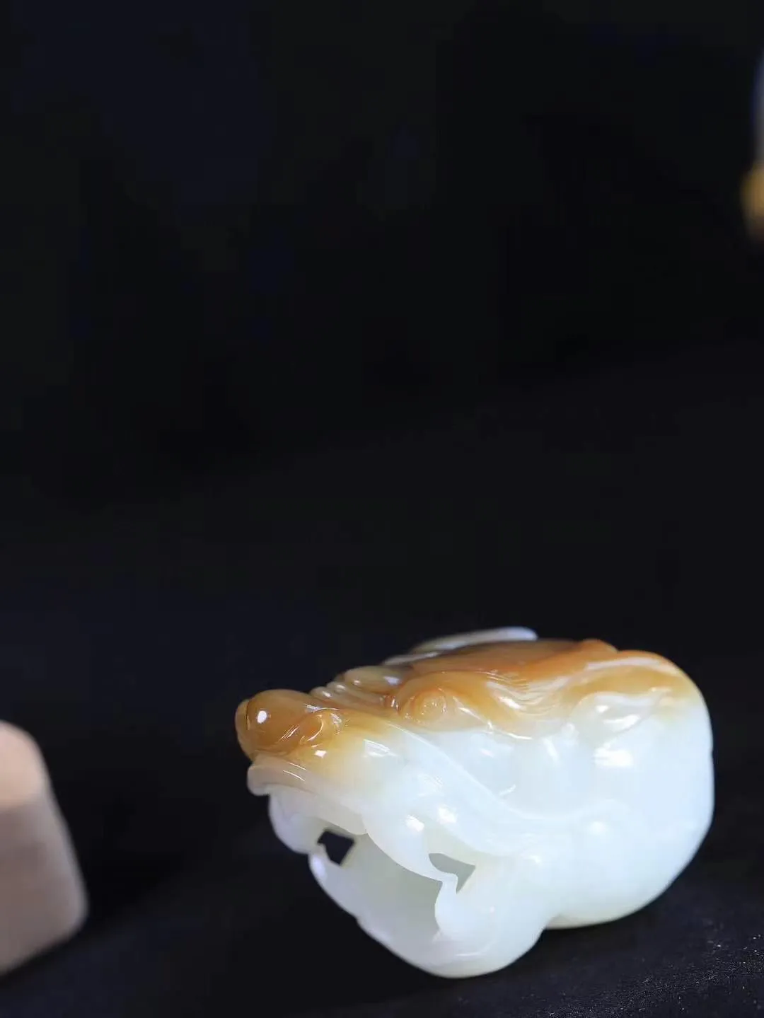 （龙行天下.扳指）

精品和田玉糖白玉祥龙扳指，料子细腻 手感上佳、雕工精湛，精雕祥龙，龙头双目圆瞪，巨口大张，獠牙锋利， 龙是古代祥瑞之物，寓意有龙护身，
重104克    圈口21.5mm   尺寸57-36.5-41.5mm fDL-78502692
