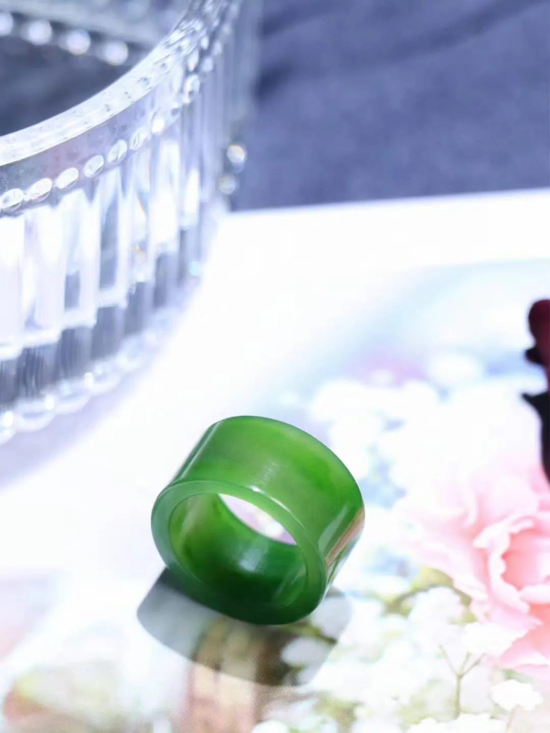 （古韵.扳指）

精品和田玉碧玉扳指 指环 戒圈。七号矿老料 纯正菠菜绿，直切工艺，款式精美，玉质细腻温润，油润感十足， 整器古韵生辉。优雅高贵。运筹帷幄于掌中，决胜于千里之外。

重6.3克   圈口18mm 尺寸12-2.7mm FS8242041278O