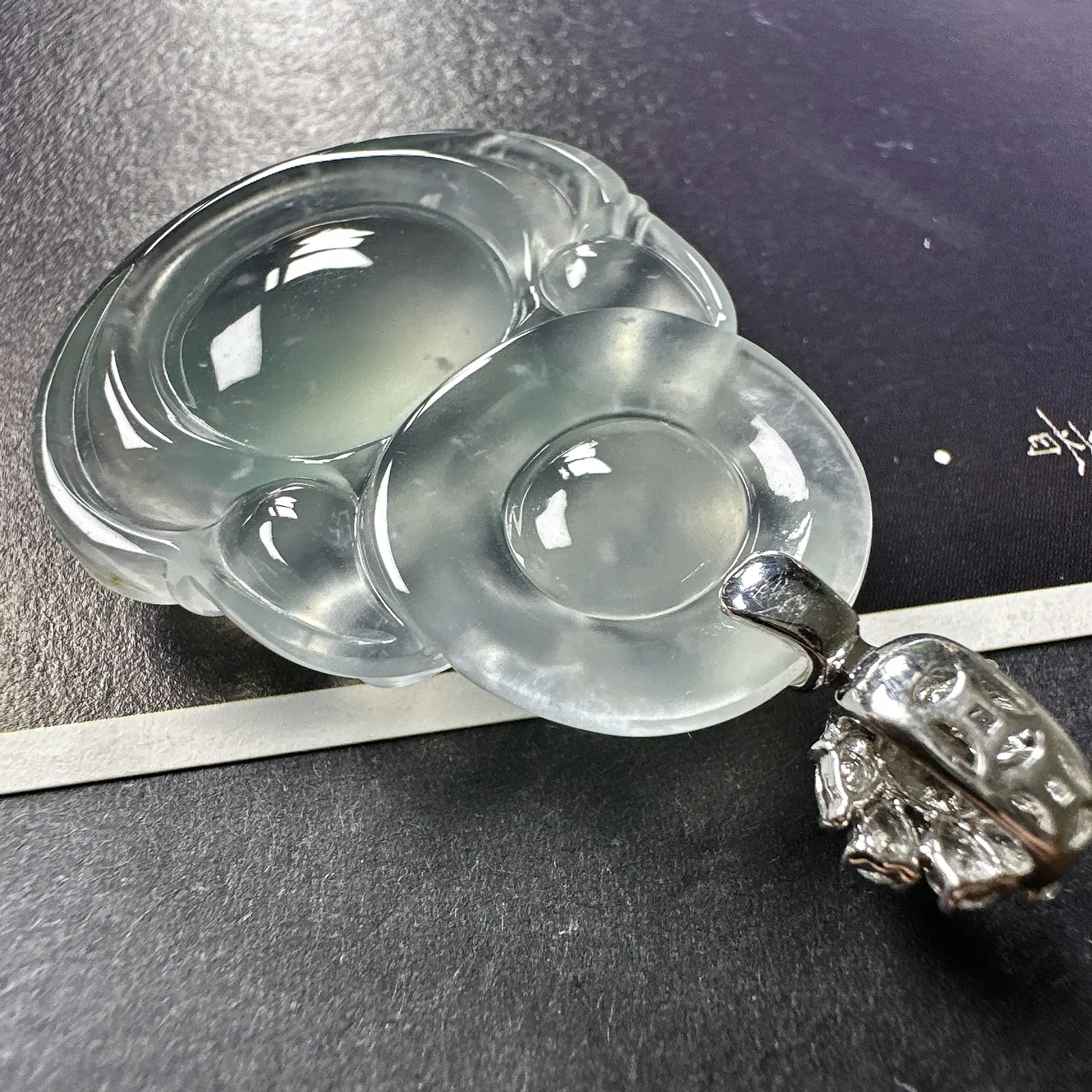 【玻璃种正装佛公】很厚装，质地细腻，晶莹剔透，冰感十足，通透闪亮，18k金钻镶嵌，裸石尺寸34.1*31.2*8.3毫米
