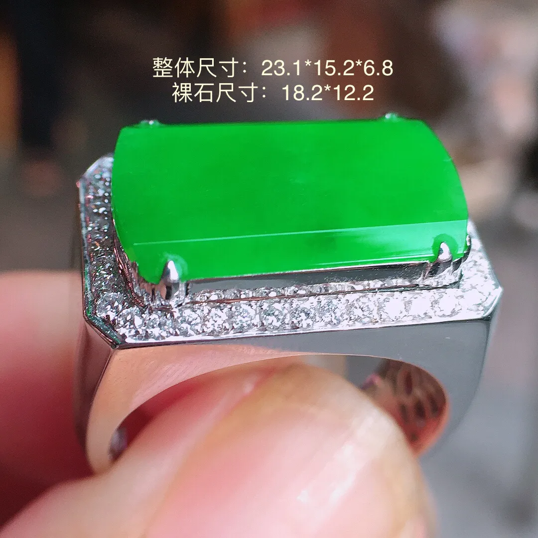 阳绿马鞍戒指，色泽均匀艳丽，玉质细腻，荧光感超
强，饱满圆润，气质满满。18k
金豪华镶嵌