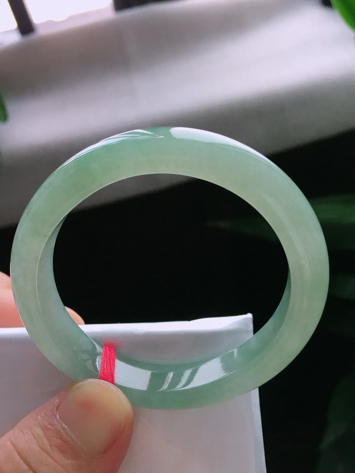 圈口51.5/47.2，贵妃手镯，正圈49.5可戴，绿底，玉质水润细腻，尺寸51.5-10.7-7.2mm