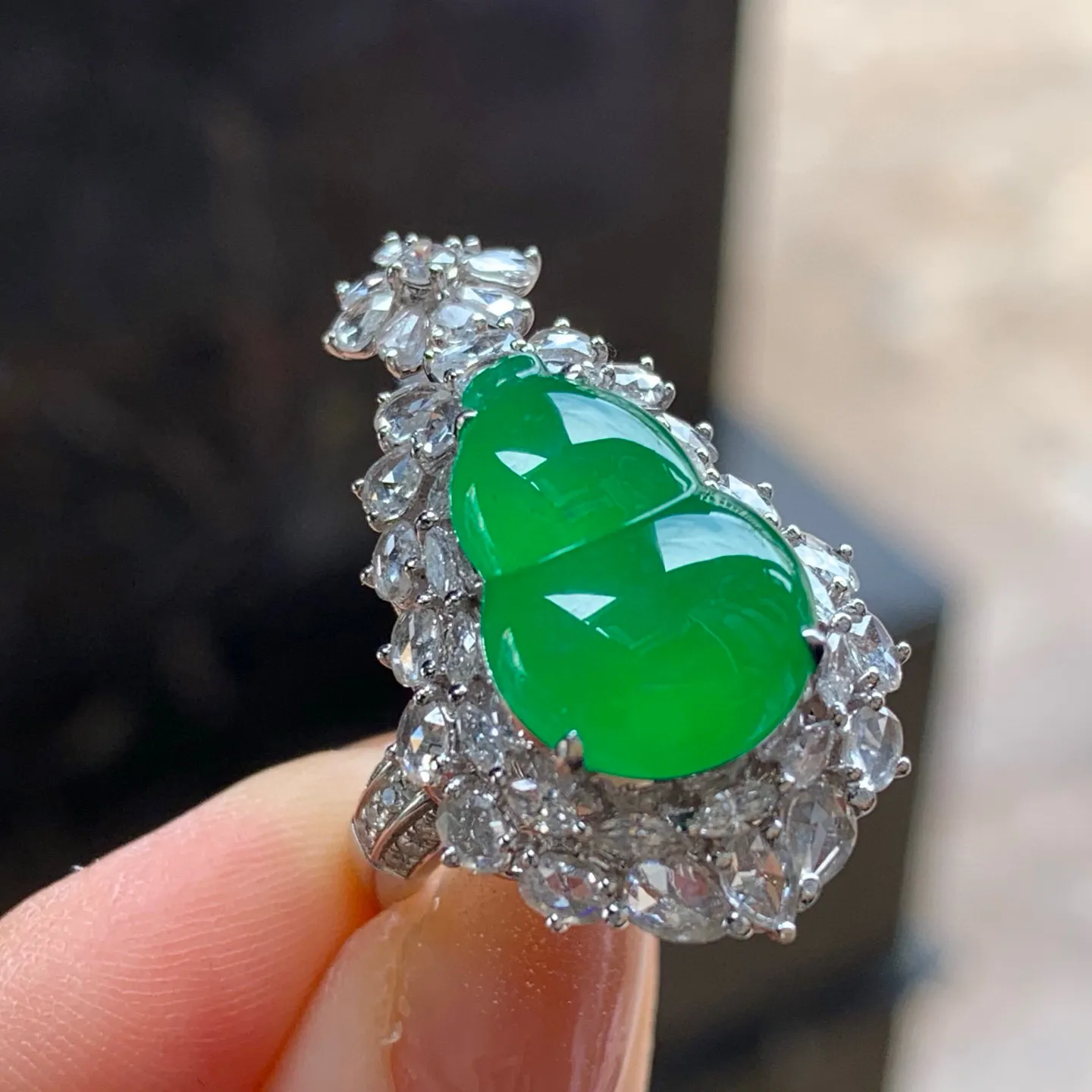冰种辣绿两用款葫芦
种老 真金镶嵌