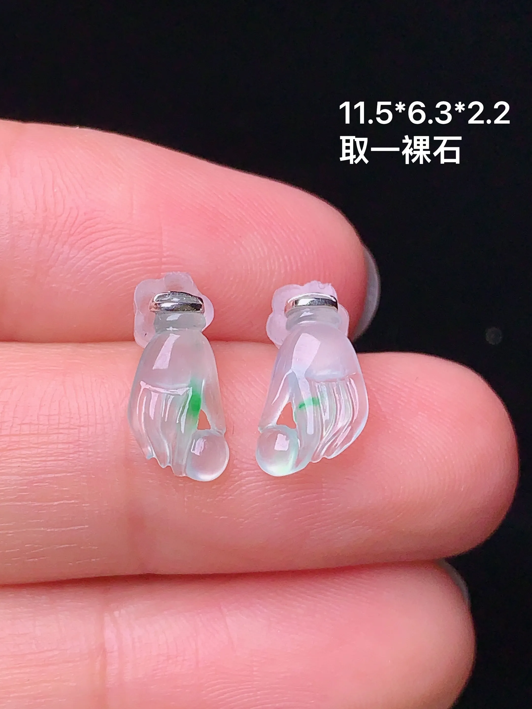 18k金镶嵌掌上明珠耳钉 玉质细腻 水润亮眼  整体尺寸11.5*6.3*2.2
