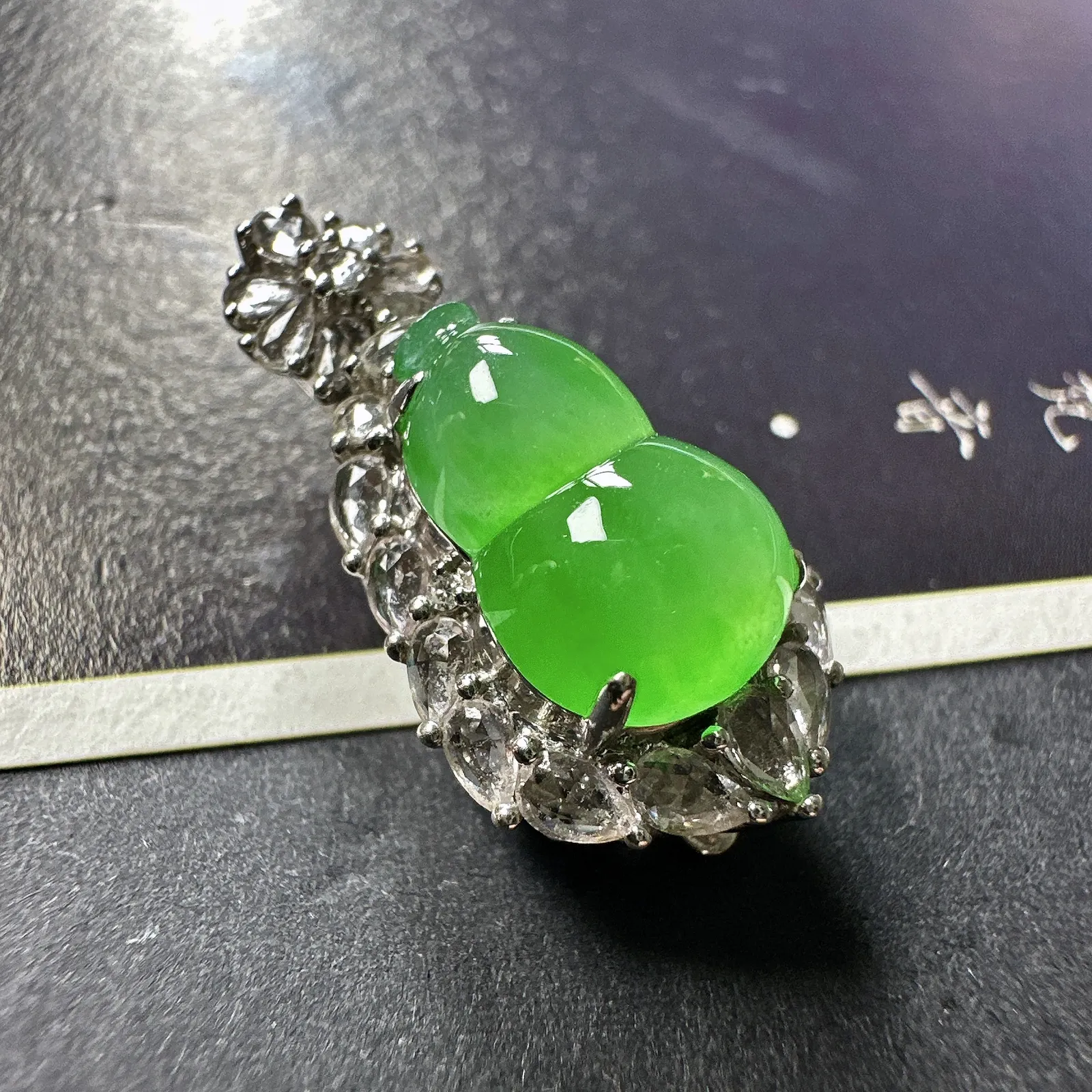 【冰种满绿葫芦】种水色俱全，冰透闪亮，通透感饱满度很好，18k金钻豪华镶嵌，裸石尺寸12.1*7.9