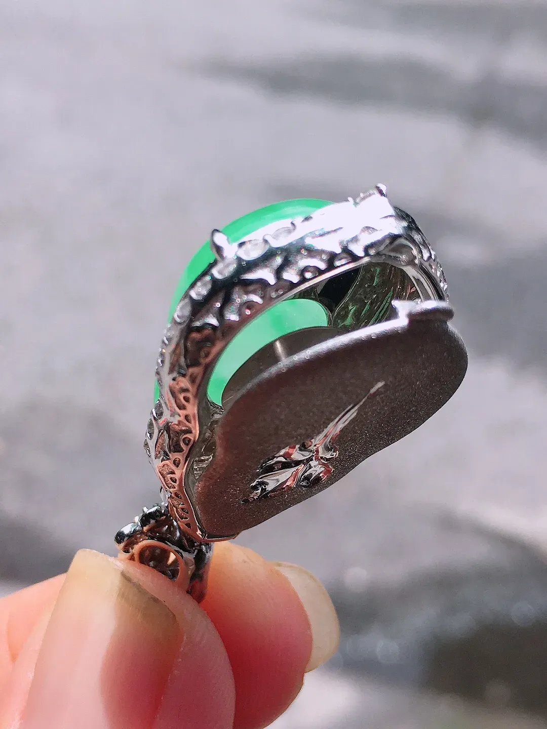 飘绿葫芦吊坠，色泽艳丽，玉质细腻，荧光感超
强，饱满圆润，气质满满。18k
金豪华镶嵌