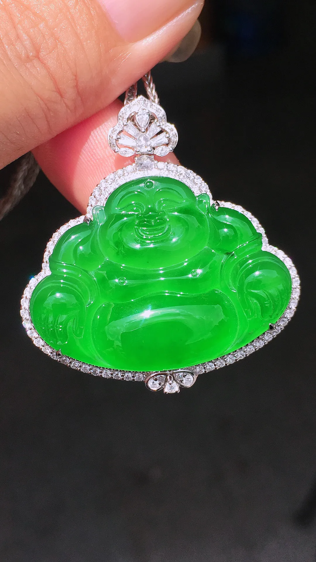 阳绿佛公吊坠，色泽均匀艳丽，玉质细腻，荧光感超
强，饱满圆润，气质满满。18k
金豪华镶嵌
