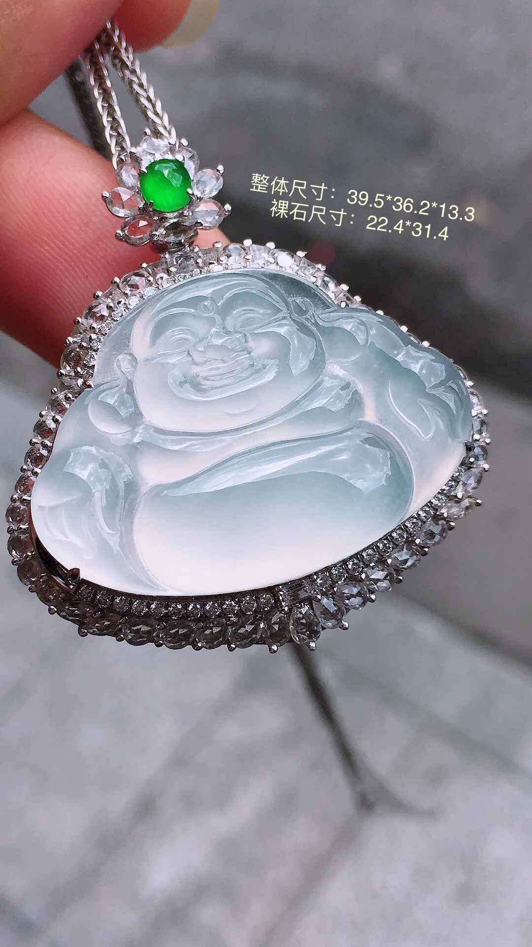 冰种佛公吊坠，玉质细腻，荧光感超
强，饱满圆润，气质满满。18k
金豪华镶嵌