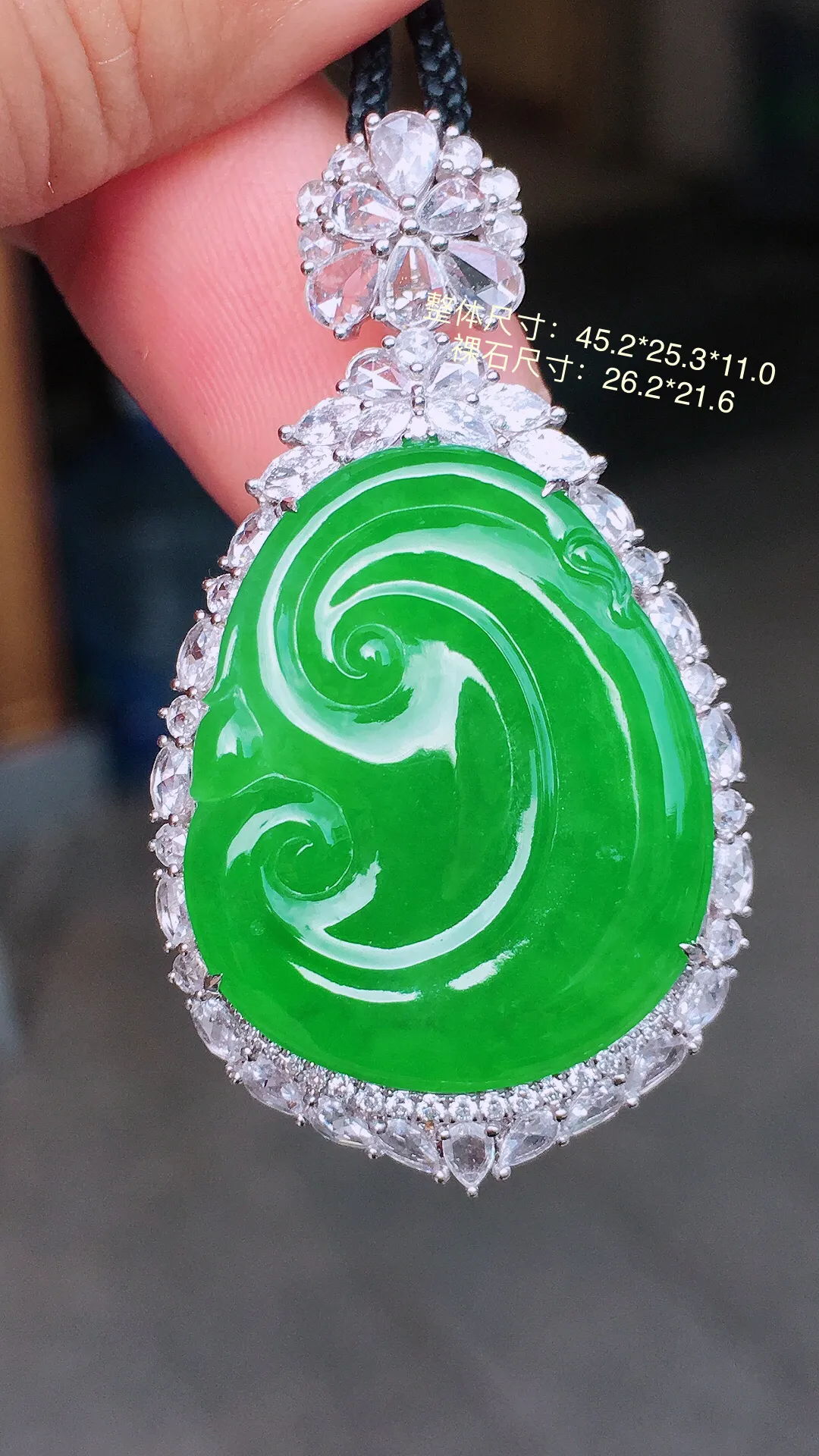 阳绿如意吊坠，色泽均匀艳丽，玉质细腻，荧光感超
强，饱满圆润，气质满满。18k
金豪华镶嵌