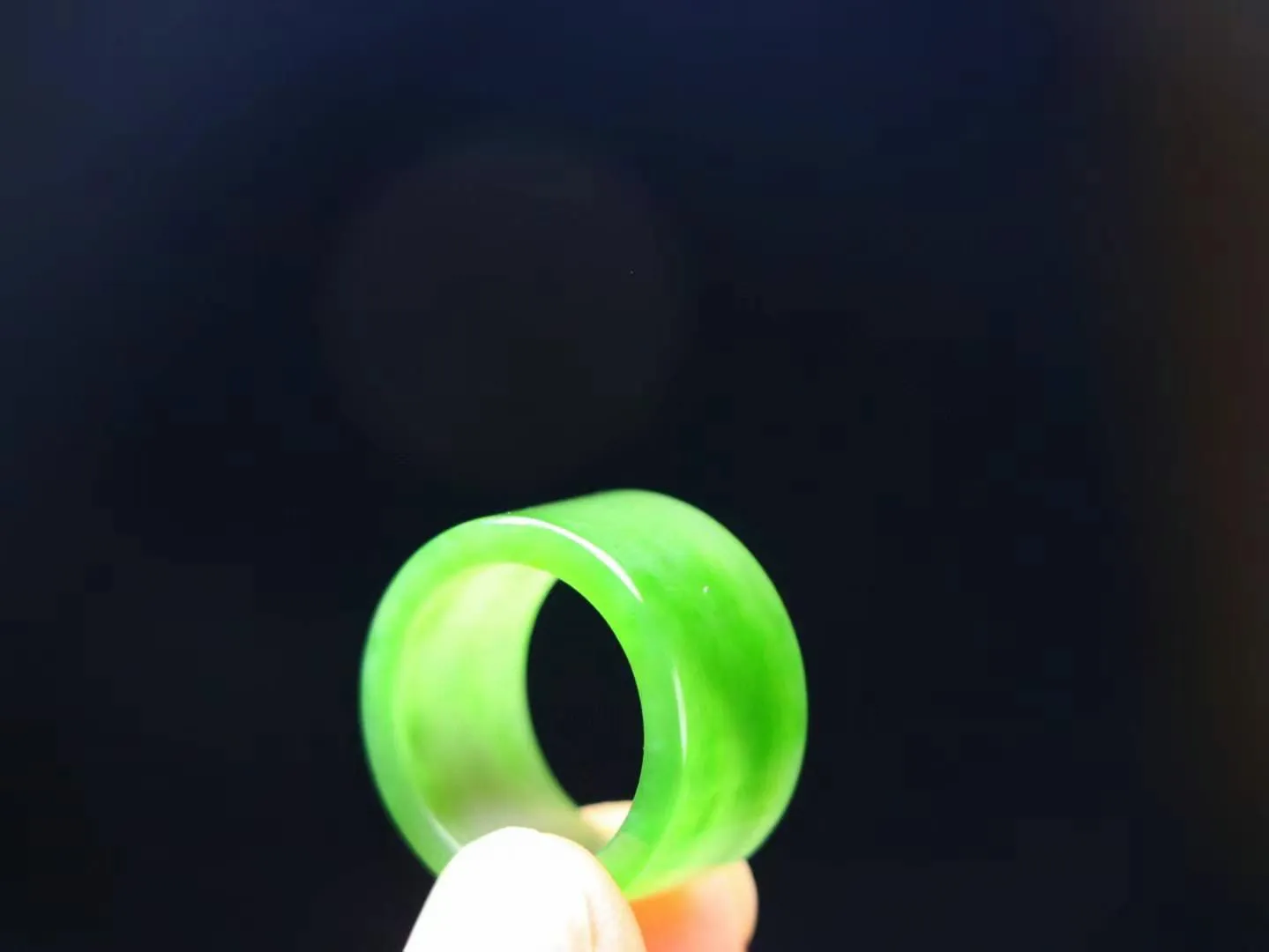（古韵.扳指）

精品和田玉碧玉扳指 指环 戒圈。七号矿老料 纯正菠菜绿，直切工艺，款式精美，玉质细腻温润，油润感十足， 整器古韵生辉。优雅高贵。运筹帷幄于掌中，决胜于千里之外。

重6.3克   圈口18mm 尺寸12-2.7mm FS8242041278O