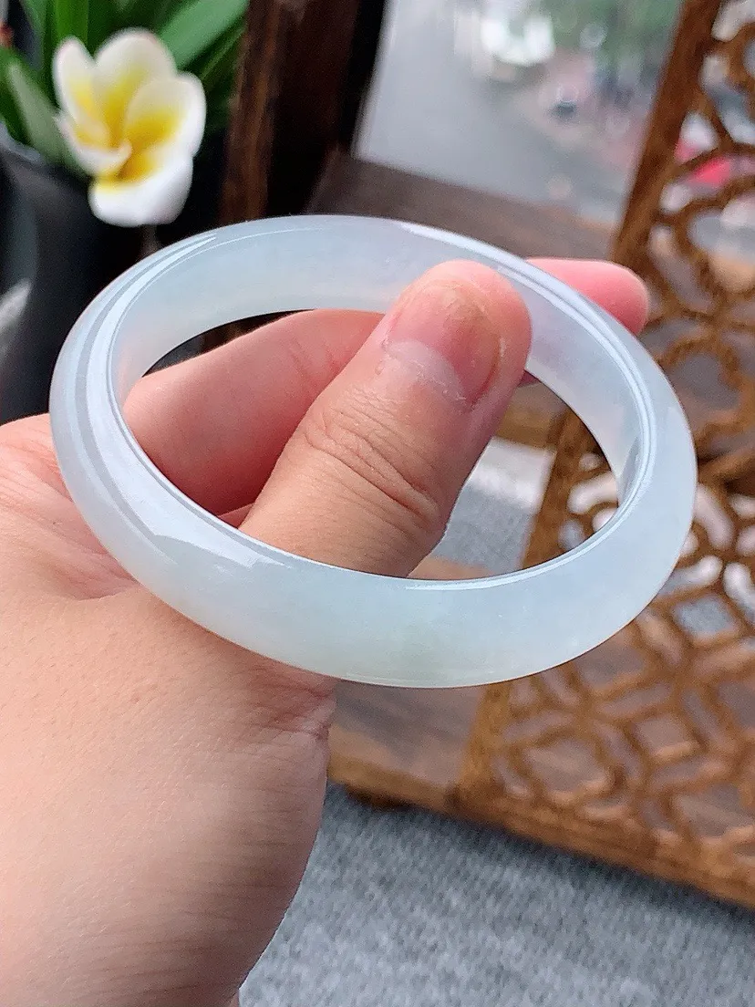 a货翡翠老坑白月光贵妃手镯52-53小圈口 尺寸52.5×48×10.8×6.5mm 重量37.50g 0618