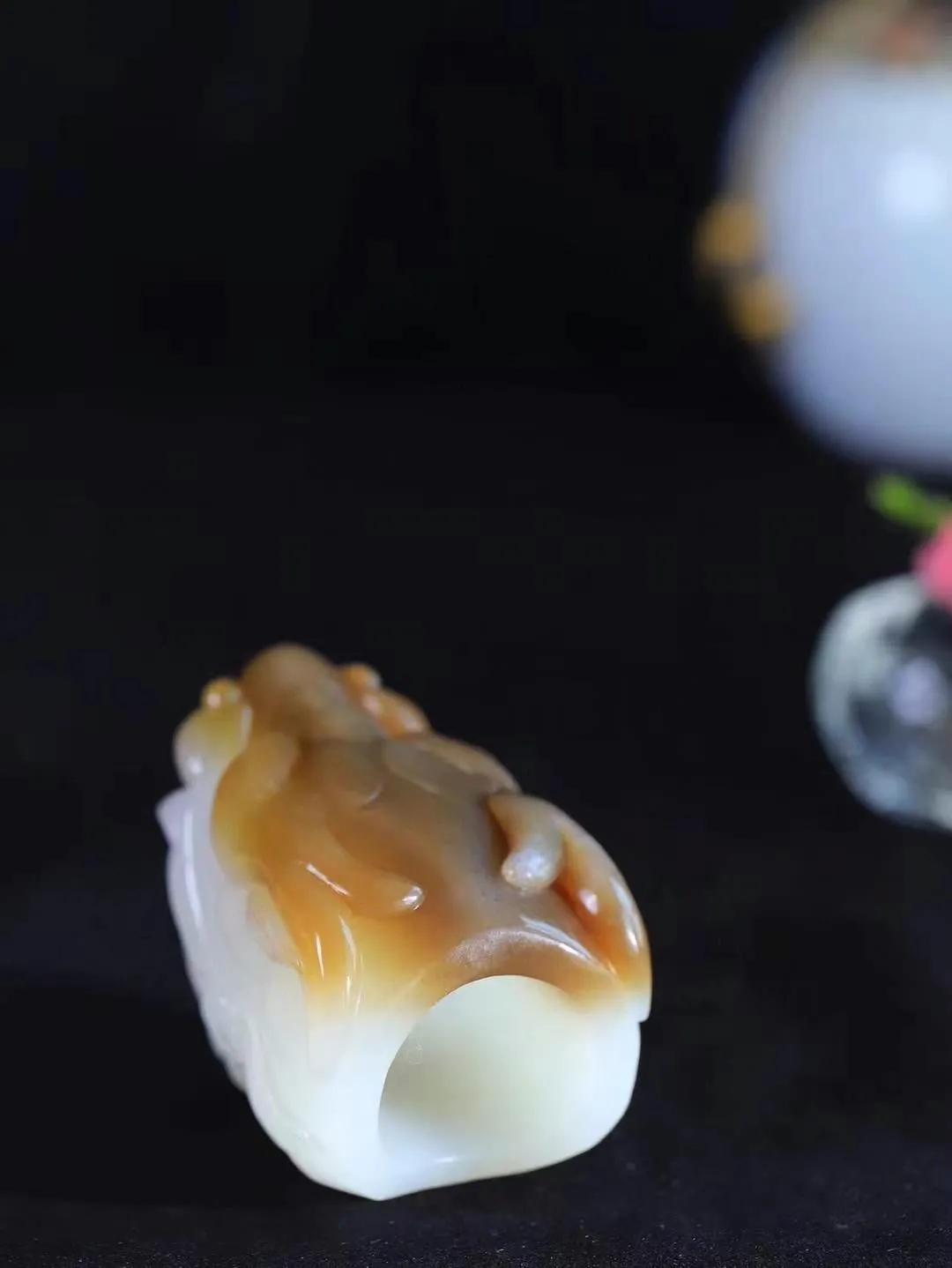 （龙行天下.扳指）

精品和田玉糖白玉祥龙扳指，料子细腻 手感上佳、雕工精湛，精雕祥龙，龙头双目圆瞪，巨口大张，獠牙锋利， 龙是古代祥瑞之物，寓意有龙护身，
重104克    圈口21.5mm   尺寸57-36.5-41.5mm fDL-78502692