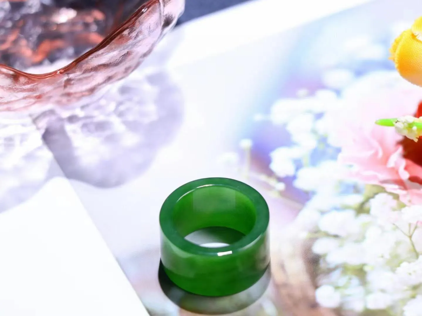 （古韵.扳指）

精品和田玉碧玉扳指 指环 戒圈。七号矿老料 纯正菠菜绿，直切工艺，款式精美，玉质细腻温润，油润感十足， 整器古韵生辉。优雅高贵。运筹帷幄于掌中，决胜于千里之外。

重7.4克   圈口18.3mm 尺寸12.7-3mm FS8242041278O