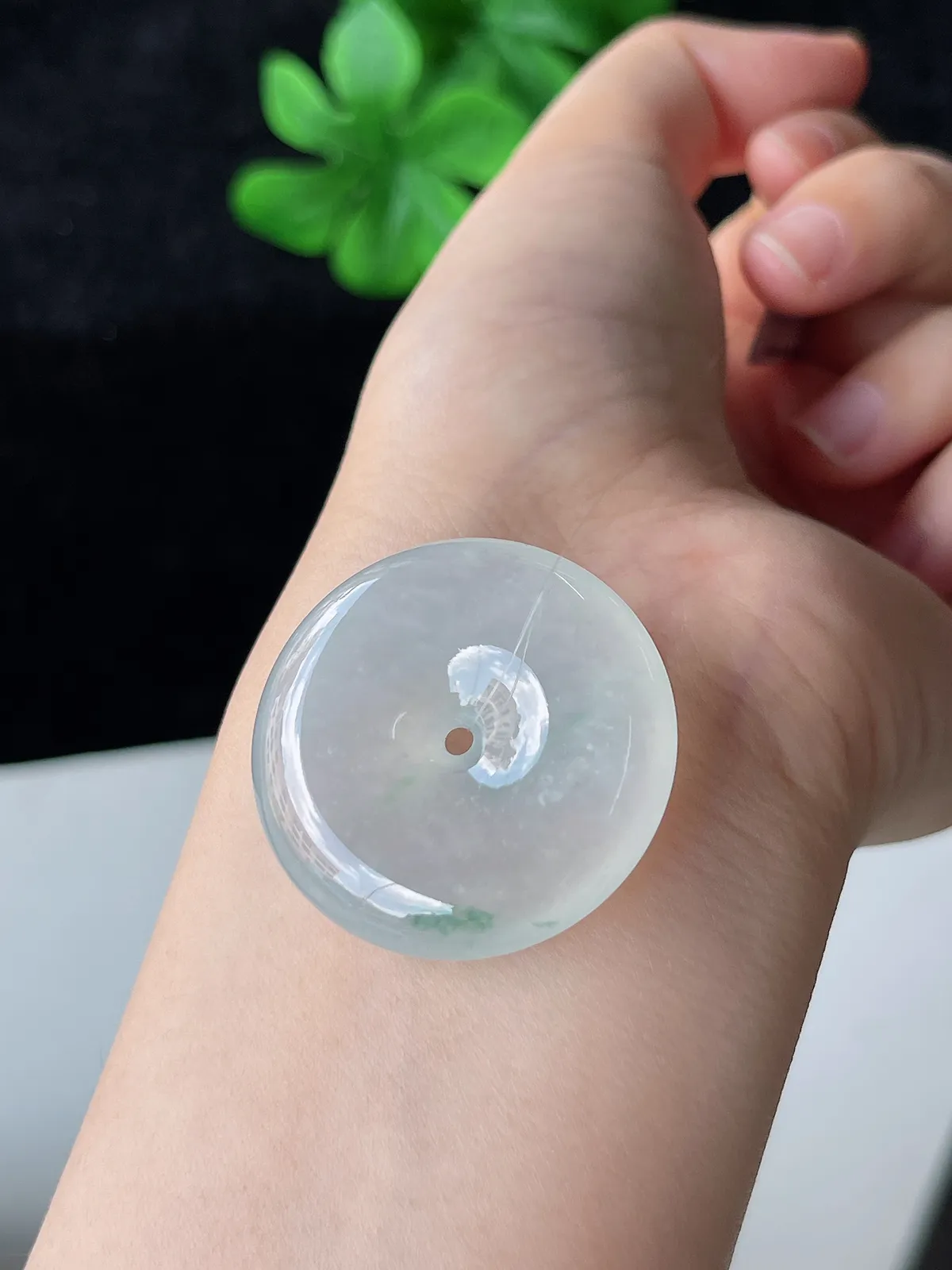 翡翠冰糯种白色平安扣