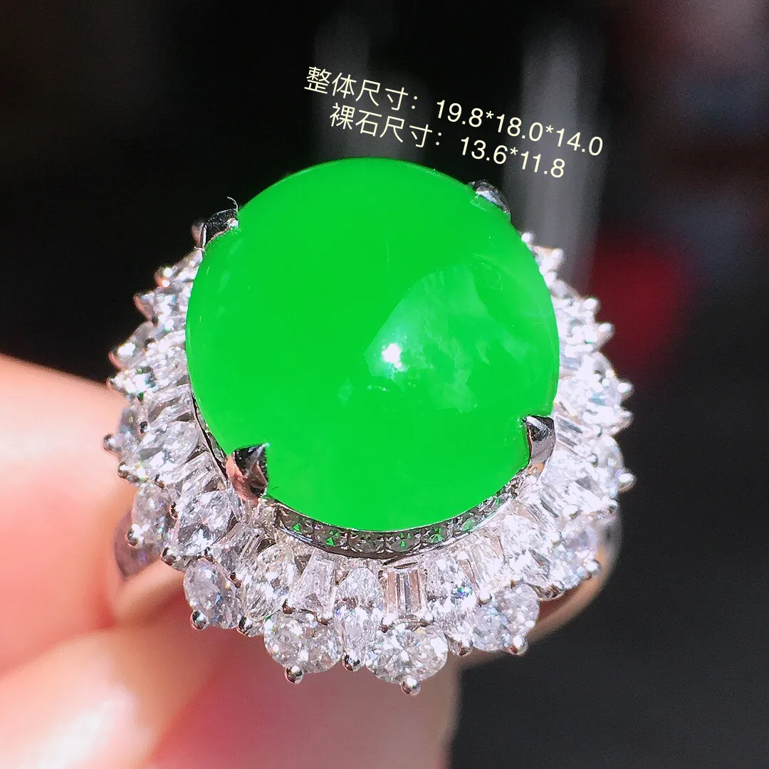 正阳绿蛋面戒指，色泽均匀艳丽，玉质细腻，荧光感超
强，饱满圆润，气质满满。18k
金豪华镶嵌
