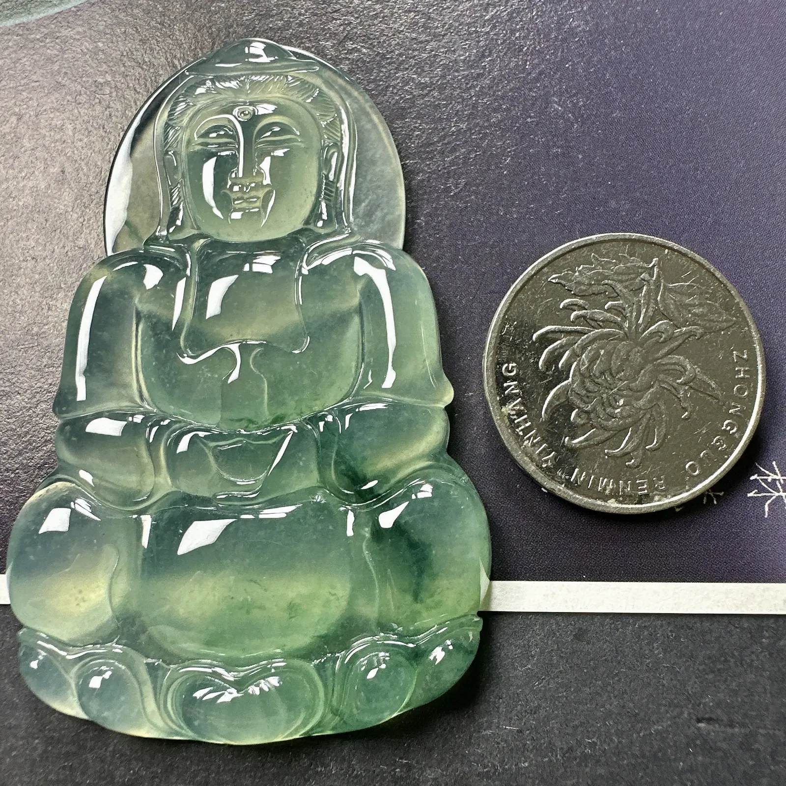 【冰种飘花观音】质地细腻，通透度上佳，冰感十足，适合佩戴。
