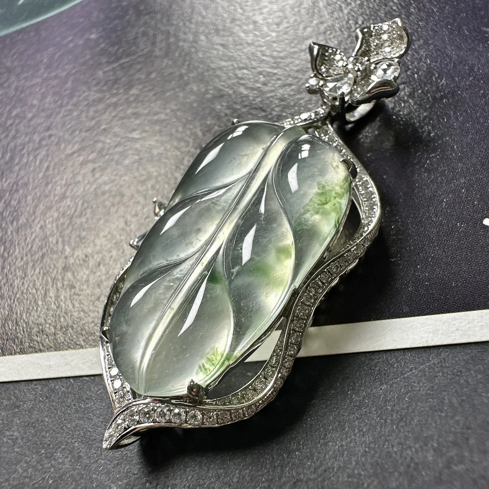 【冰种飘花叶子】金枝玉叶，质地细腻，冰润透亮，光泽出众，冰感十足，18k金钻镶嵌，裸石尺寸27.2*15.2*5.2毫米