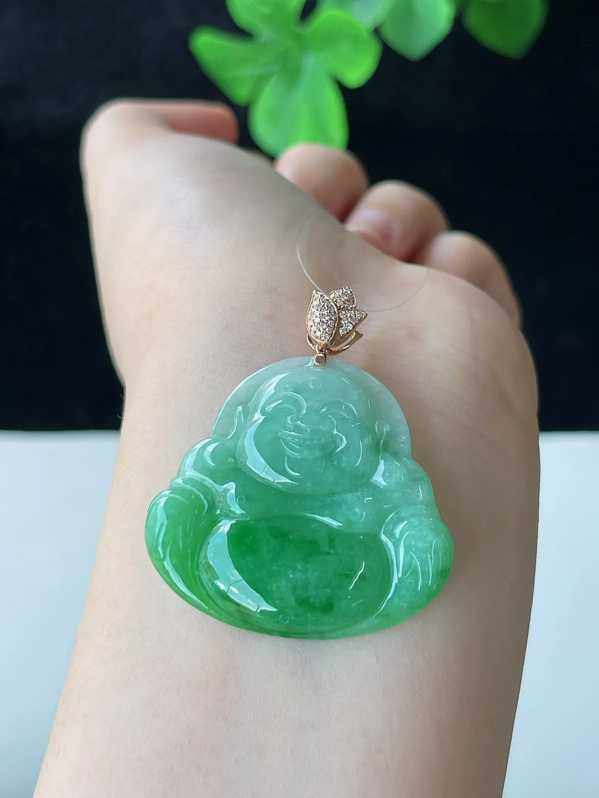 翡翠糯化种浅绿色吊坠