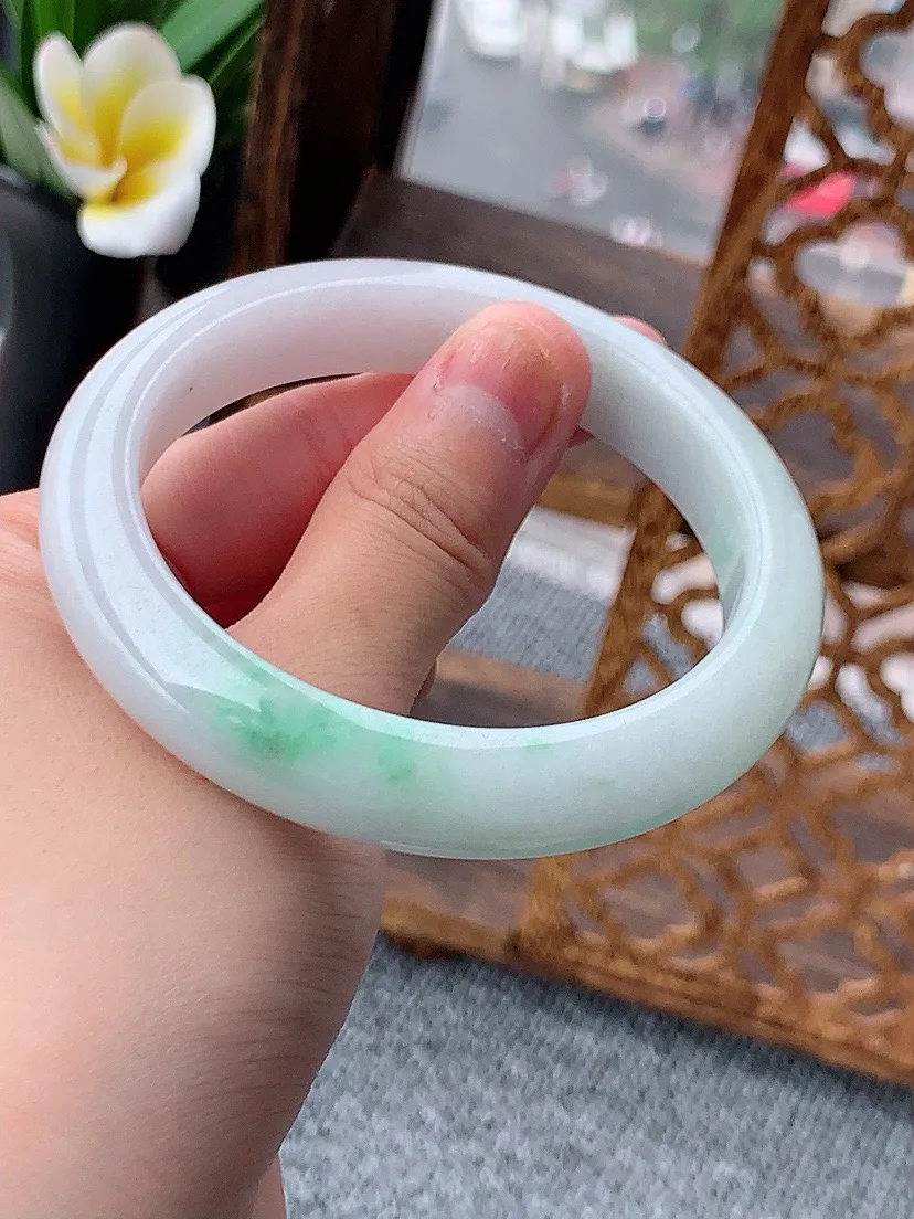 a货翡翠老坑飘绿正装正圈手镯58-59圈口 尺寸58×11.7×8.5mm 重量58.93g 0618