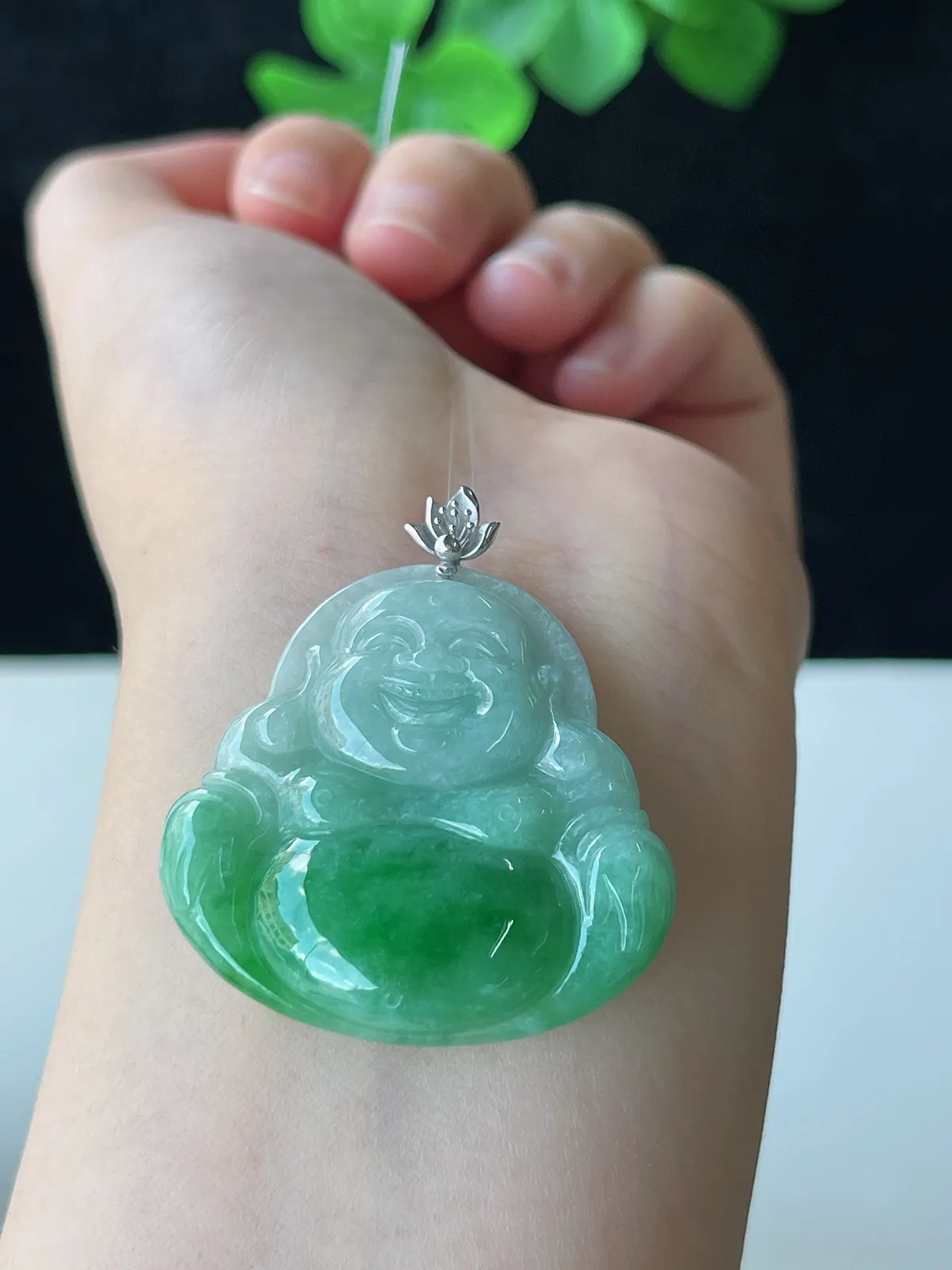 翡翠糯化种浅绿色吊坠