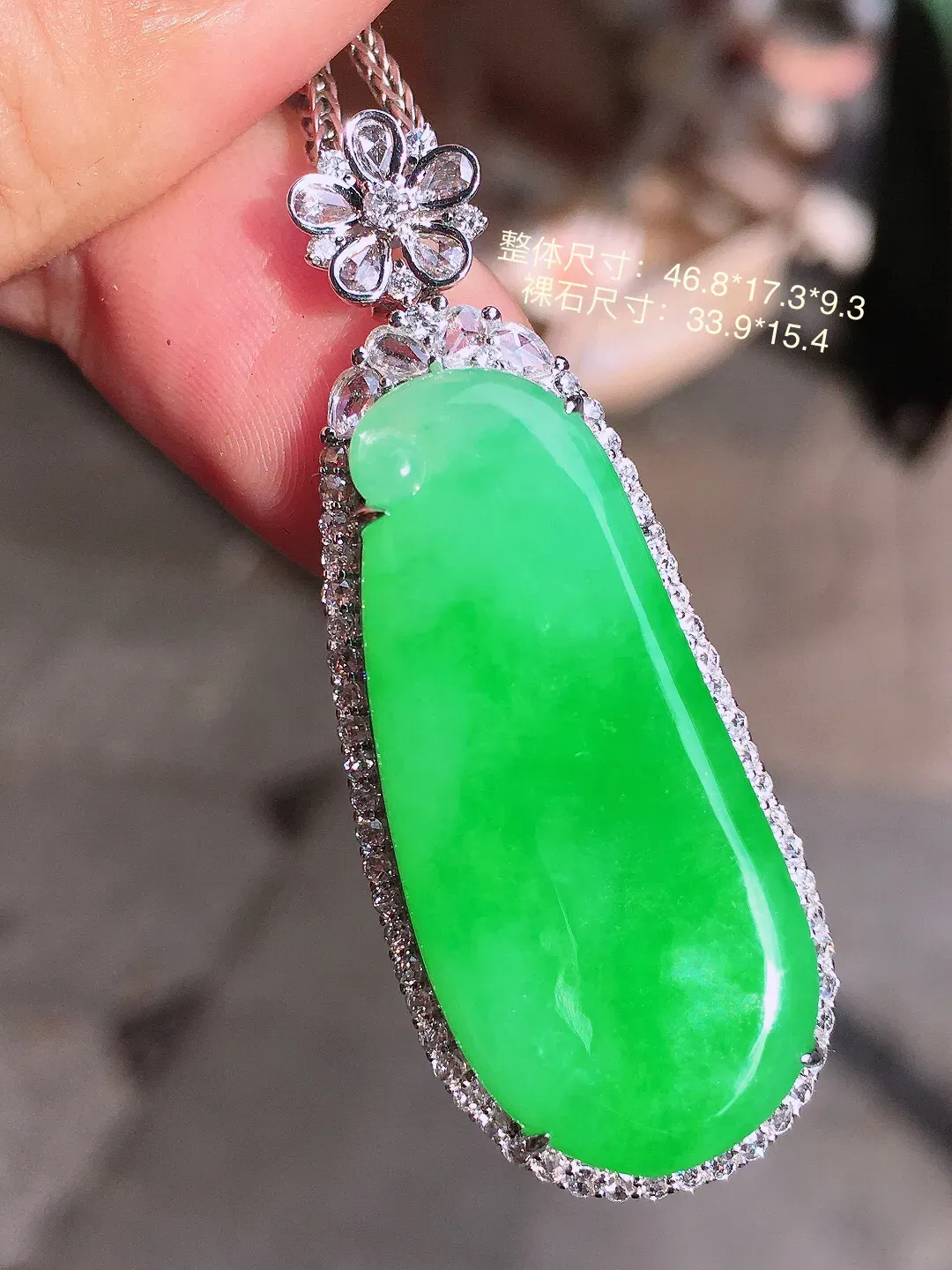 阳绿福瓜吊坠，色泽均匀艳丽，玉质细腻，荧光感超
强，饱满圆润，气质满满。18k
金豪华镶嵌
