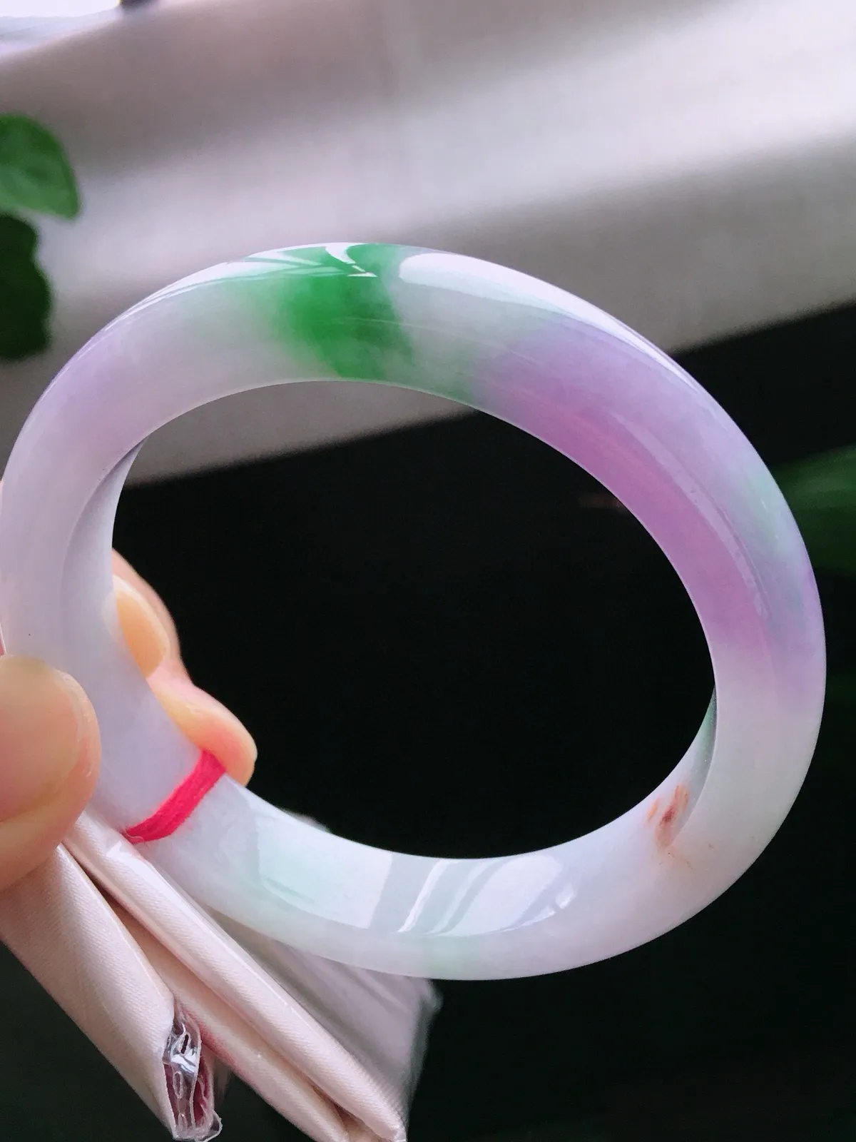 圈口58.2，正圈手镯，春彩，玉质冰润细腻，尺寸58.2-12.3-8.5mm