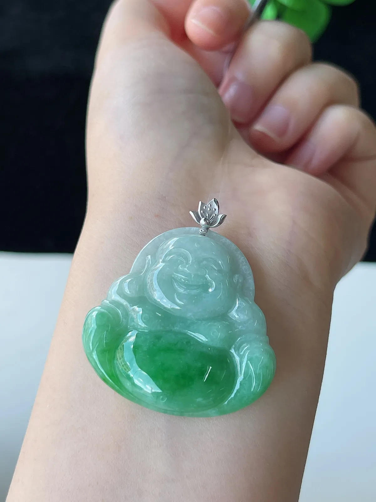 翡翠糯化种浅绿色吊坠