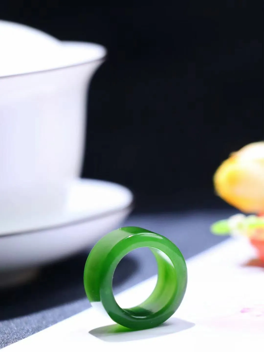 （古韵.扳指）

精品和田玉碧玉扳指 指环 戒圈。七号矿老料 纯正菠菜绿，直切工艺，款式精美，玉质细腻温润，油润感十足， 整器古韵生辉。优雅高贵。运筹帷幄于掌中，决胜于千里之外。

重7.5克   圈口17.5mm 尺寸11.5-3.3mm FS8242041278O