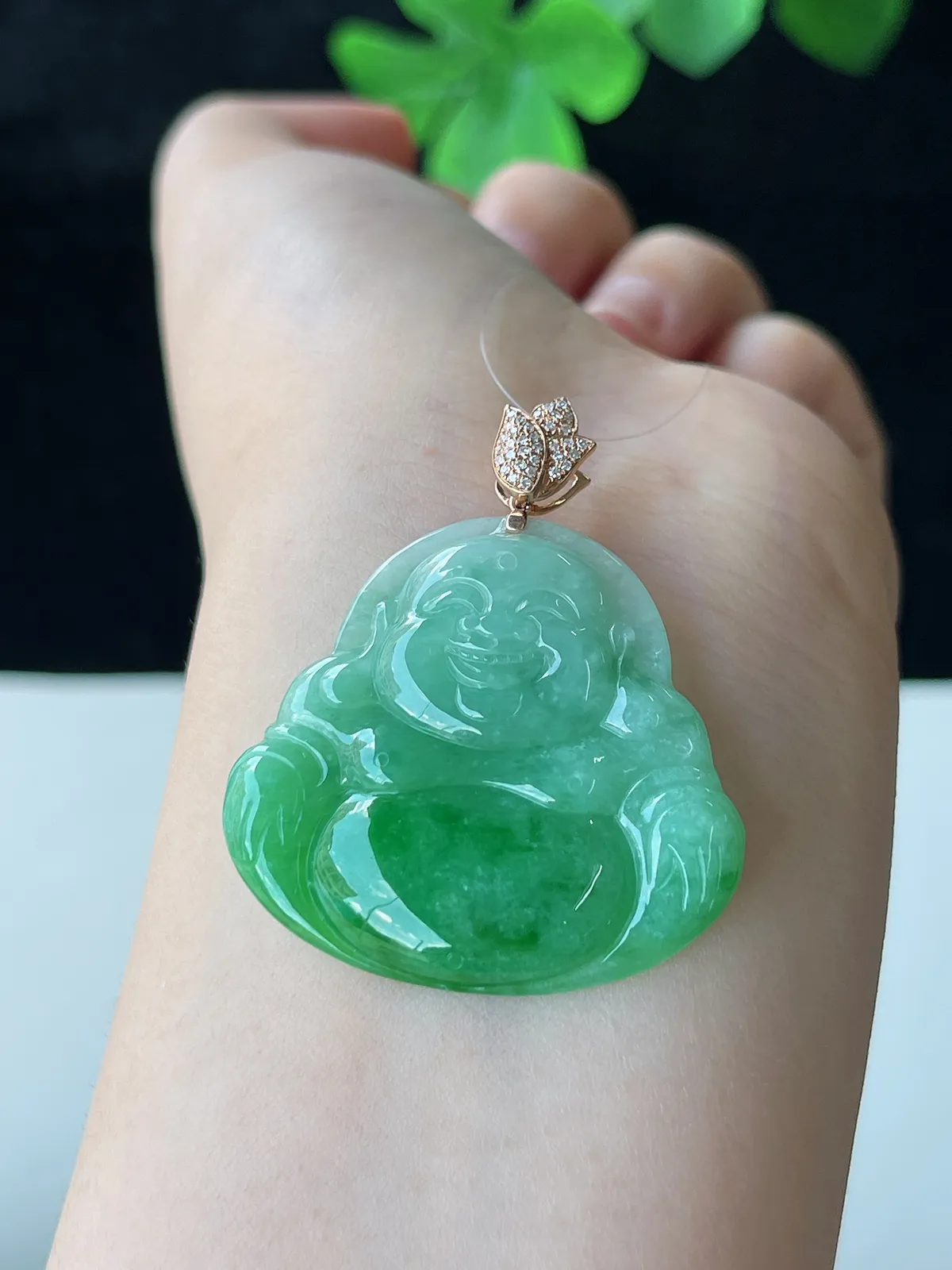 翡翠糯化种浅绿色吊坠