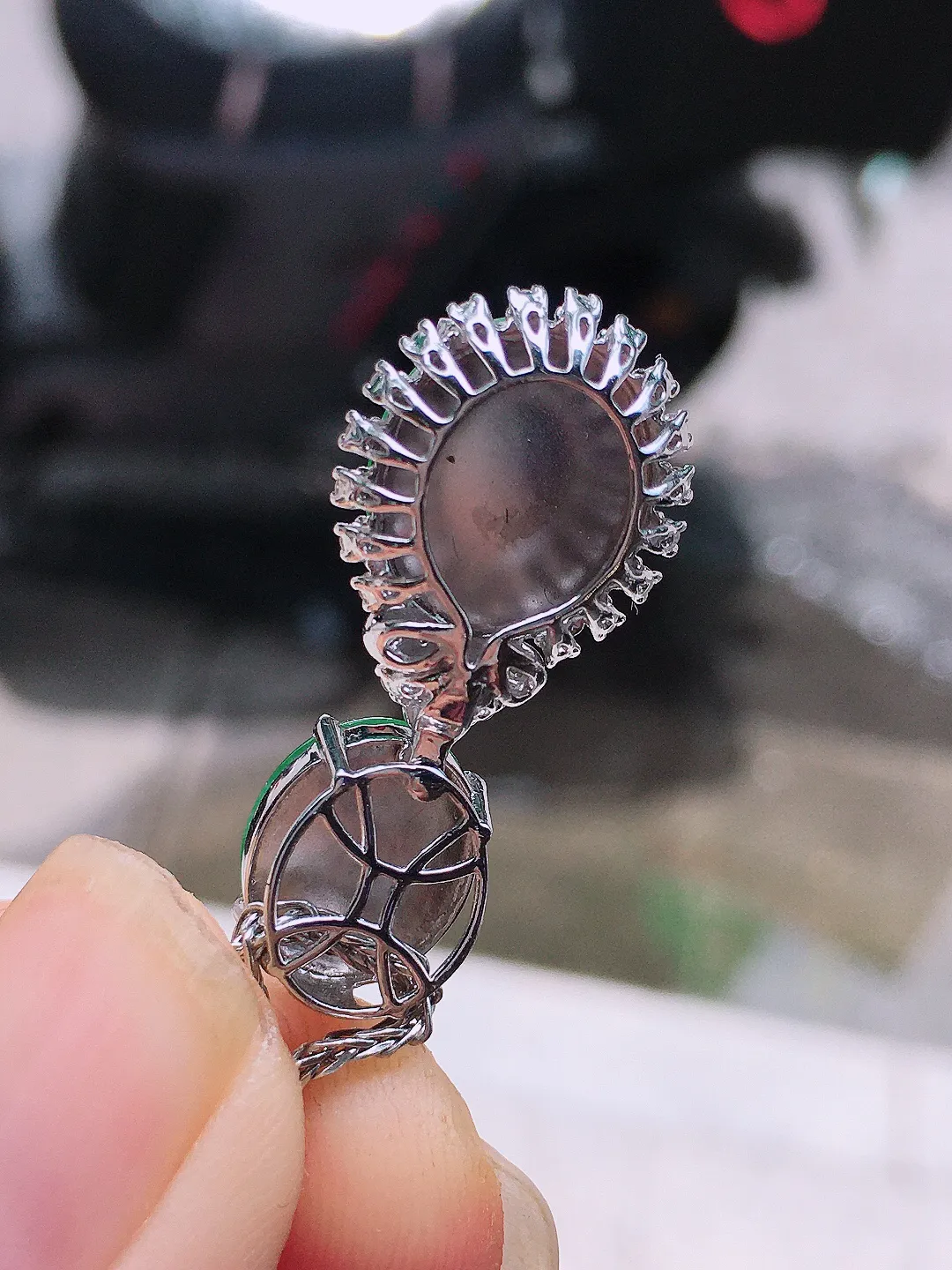 阳绿二合一吊坠，色泽均匀艳丽，玉质细腻，荧光感超
强，饱满圆润，气质满满。18k
金豪华镶嵌