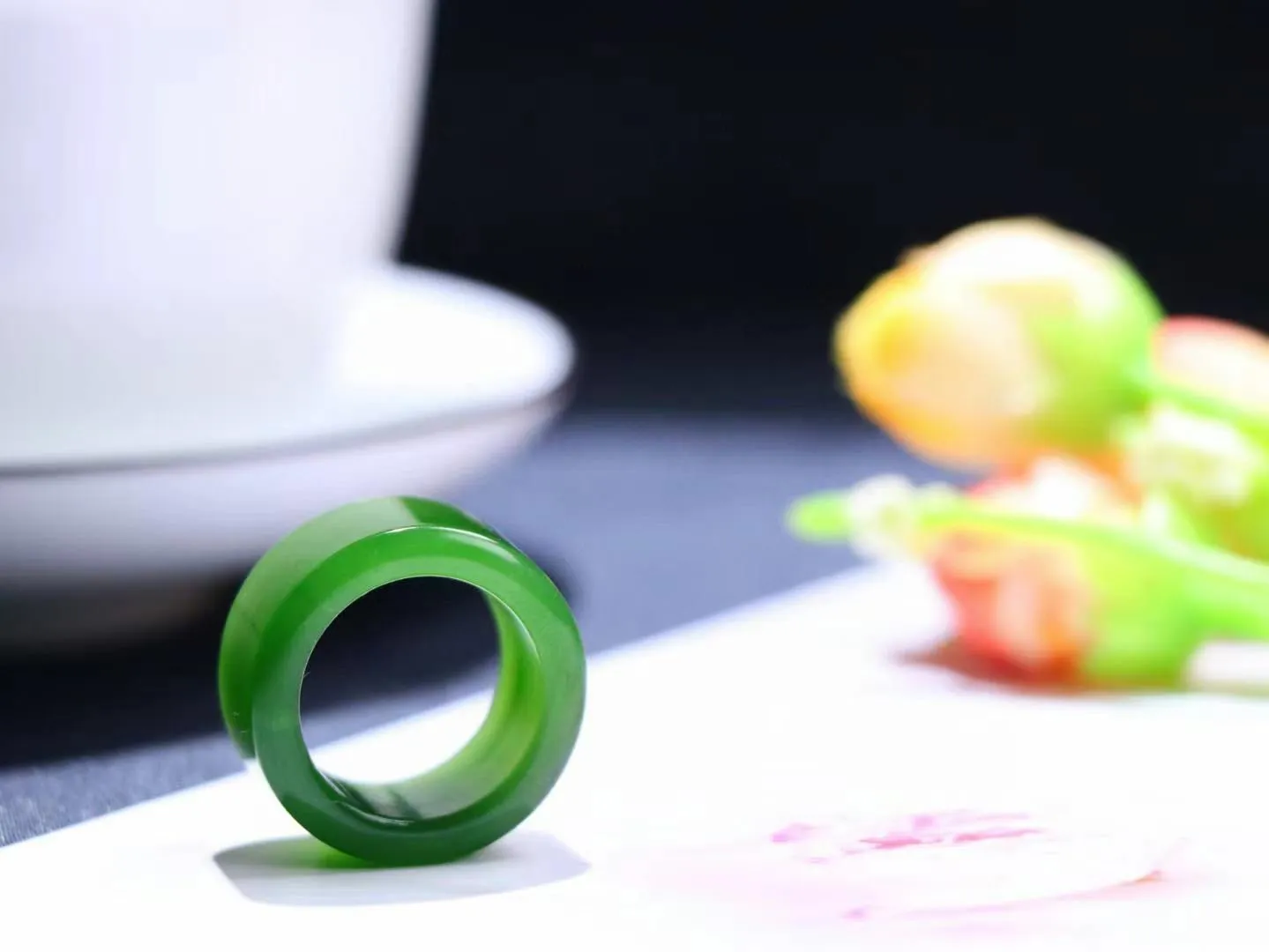 （古韵.扳指）

精品和田玉碧玉扳指 指环 戒圈。七号矿老料 纯正菠菜绿，直切工艺，款式精美，玉质细腻温润，油润感十足， 整器古韵生辉。优雅高贵。运筹帷幄于掌中，决胜于千里之外。

重7.5克   圈口17.5mm 尺寸11.5-3.3mm FS8242041278O