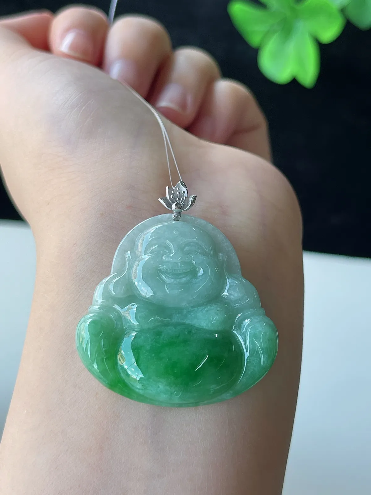 翡翠糯化种浅绿色吊坠