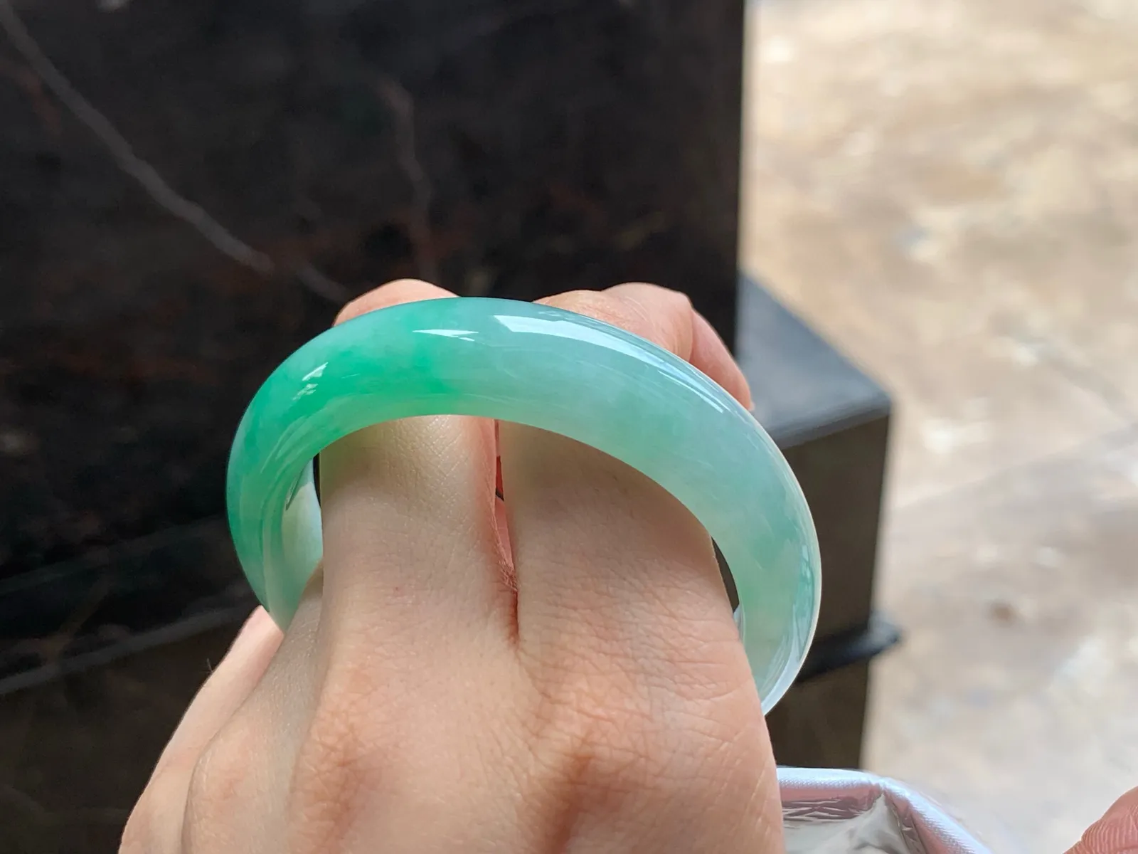 带色贵妃镯
55.5/12.2/7.3mm