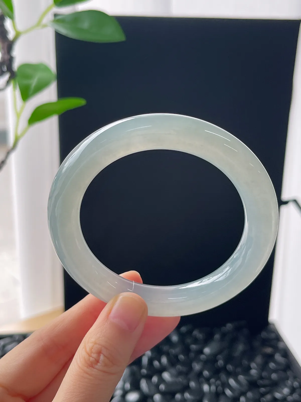 翡翠冰糯淡绿色圆条手镯