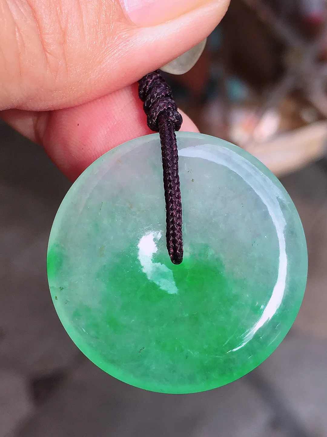 飘绿平安扣吊坠，色泽艳丽，玉质细腻，荧光感超
强，饱满圆润，气质满满。