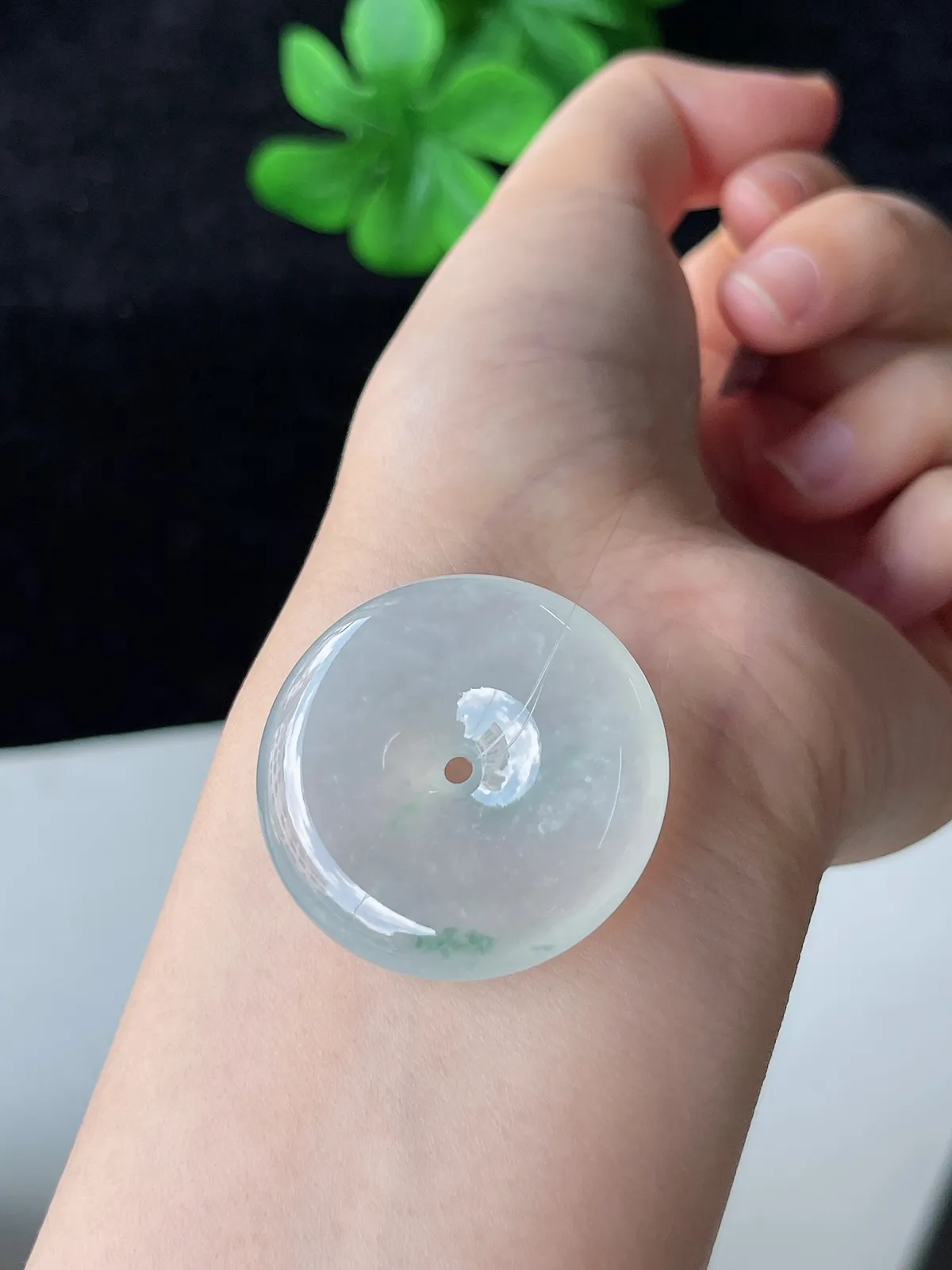 翡翠冰糯种白色平安扣