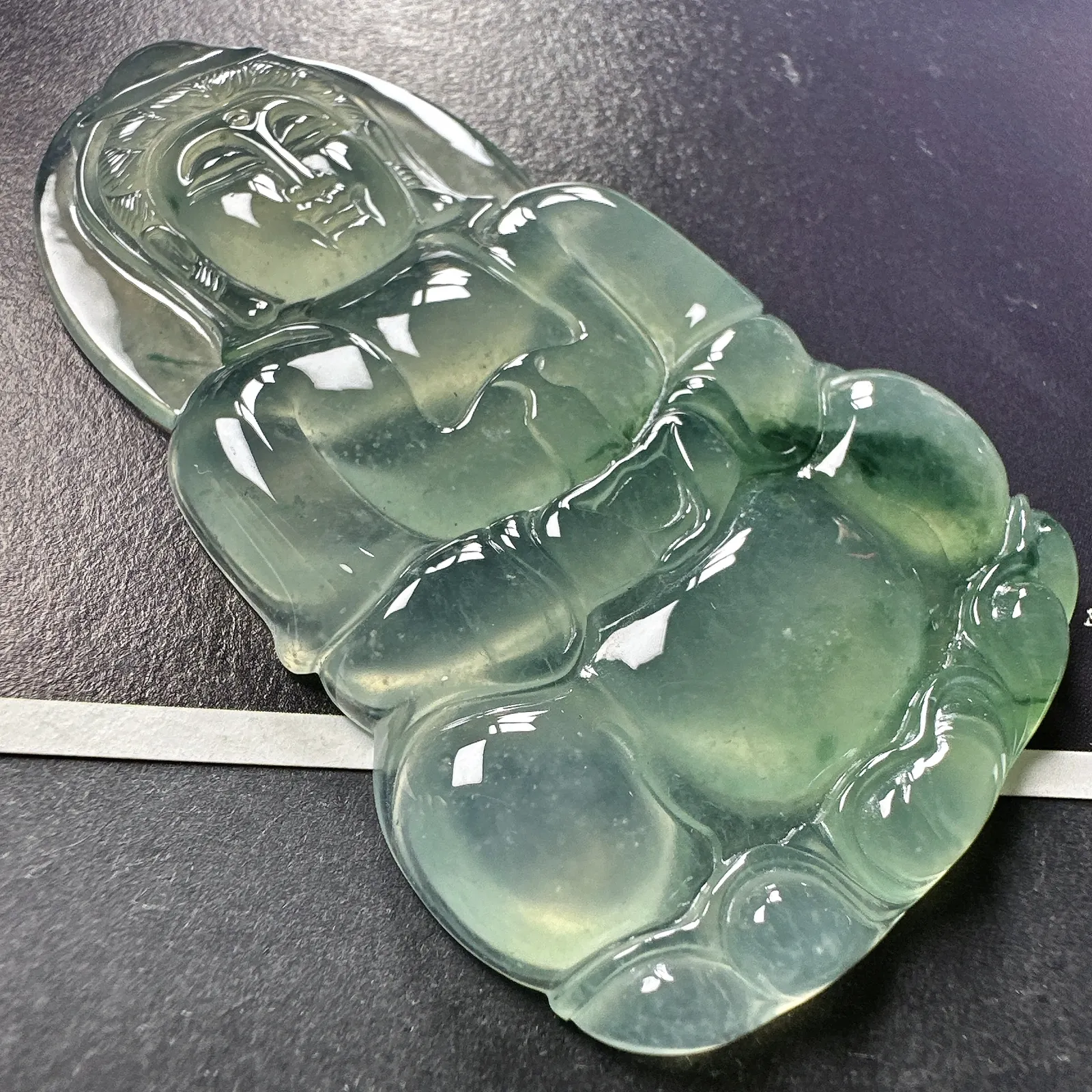 【冰种飘花观音】质地细腻，通透度上佳，冰感十足，适合佩戴。
