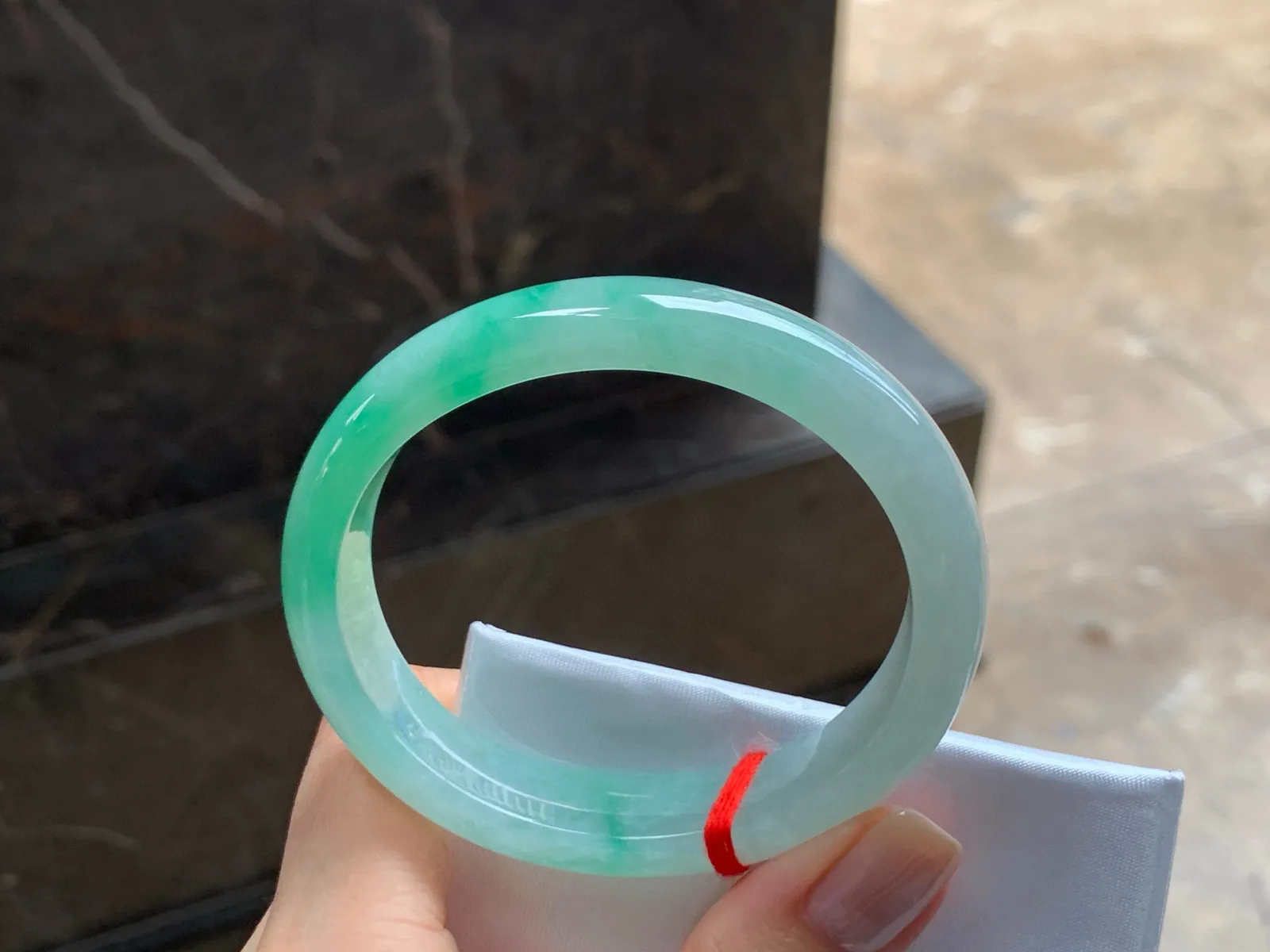 带色贵妃镯
55.5/12.2/7.3mm