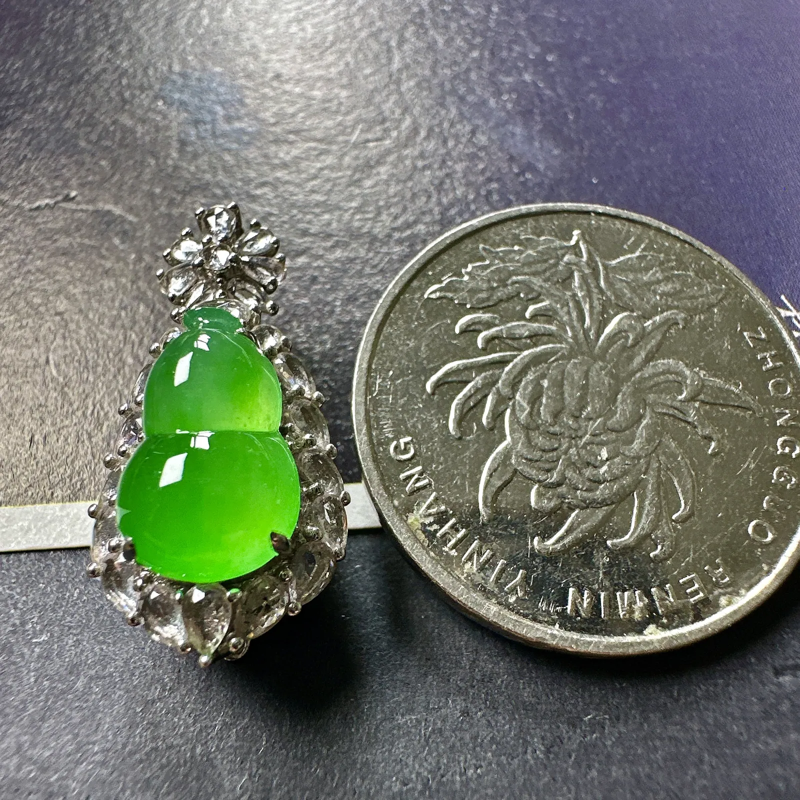 【冰种满绿葫芦】种水色俱全，冰透闪亮，通透感饱满度很好，18k金钻豪华镶嵌，裸石尺寸12.1*7.9*4.6毫米