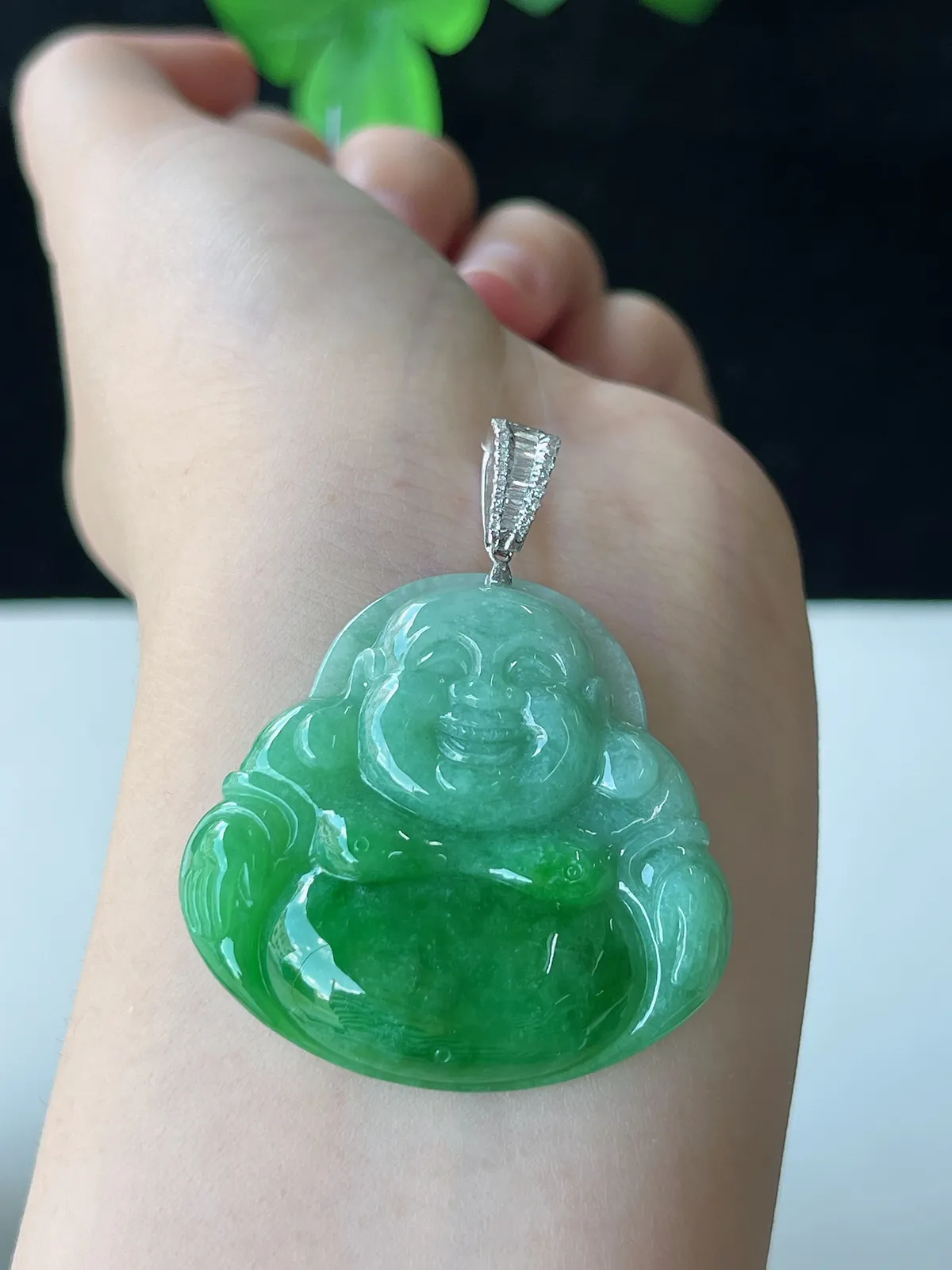 翡翠糯化种绿色吊坠
