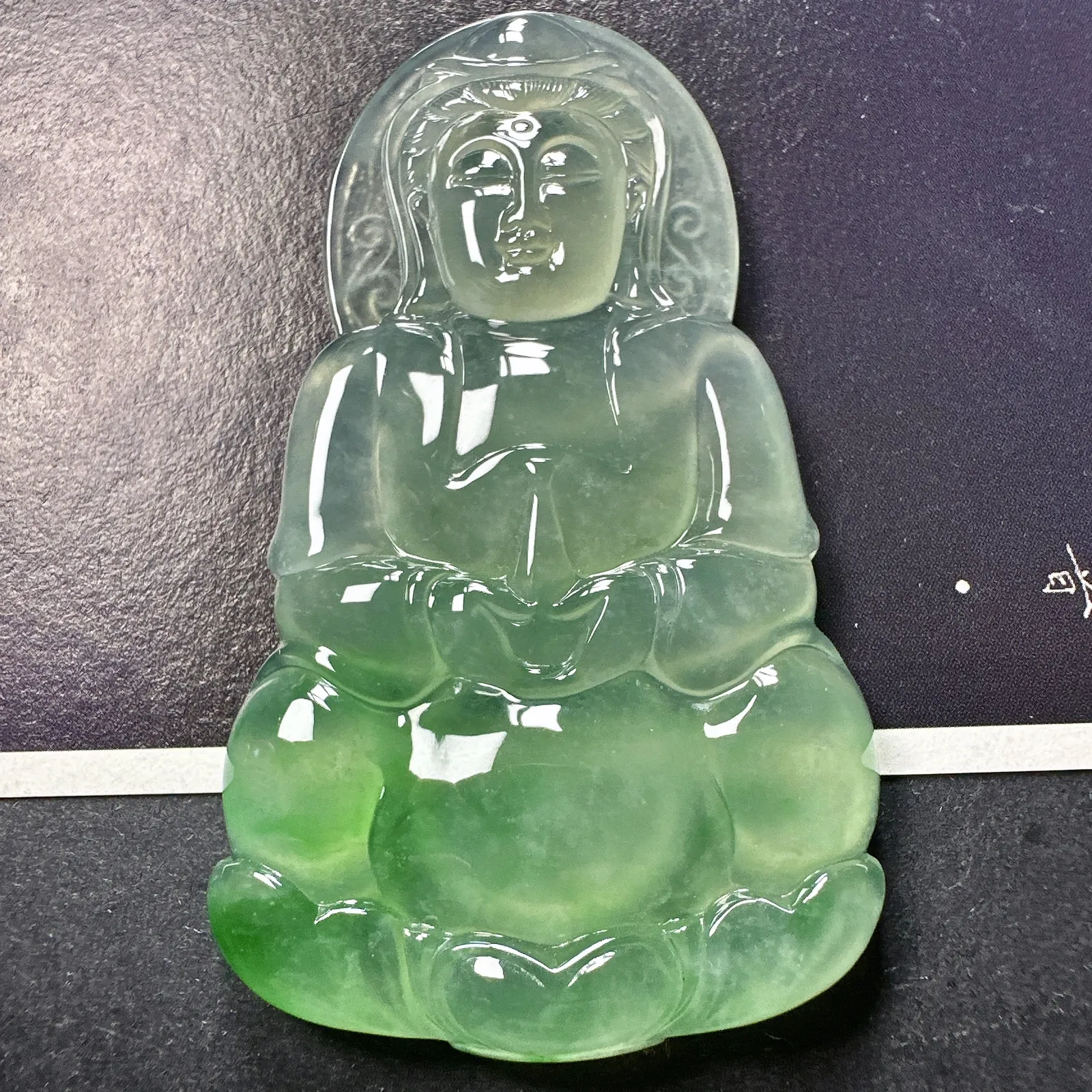 【冰种飘绿观音】质地细腻，通透度上佳，冰感十足，适合佩戴。