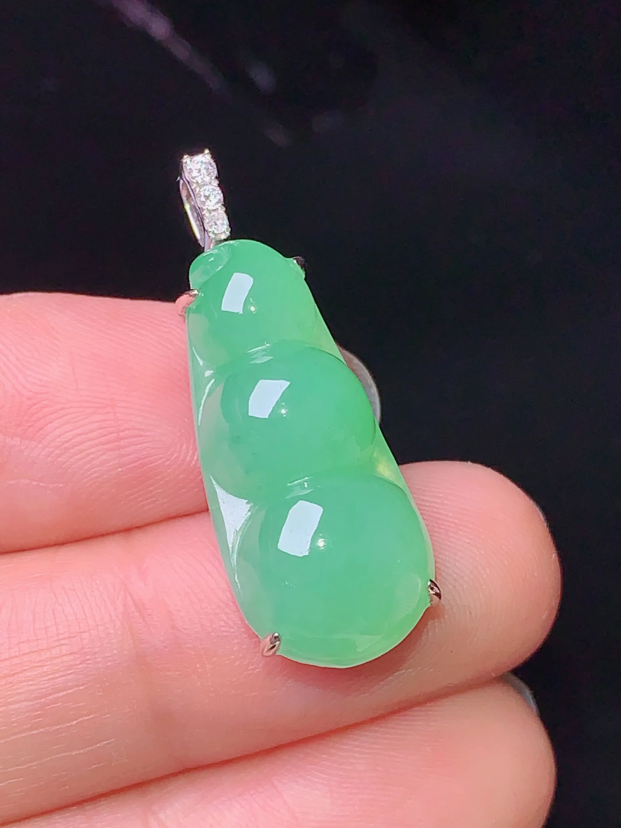18k金钻镶嵌翠绿四季豆吊坠 玉质细腻 水润亮眼  整体尺寸29.8*11*8.7