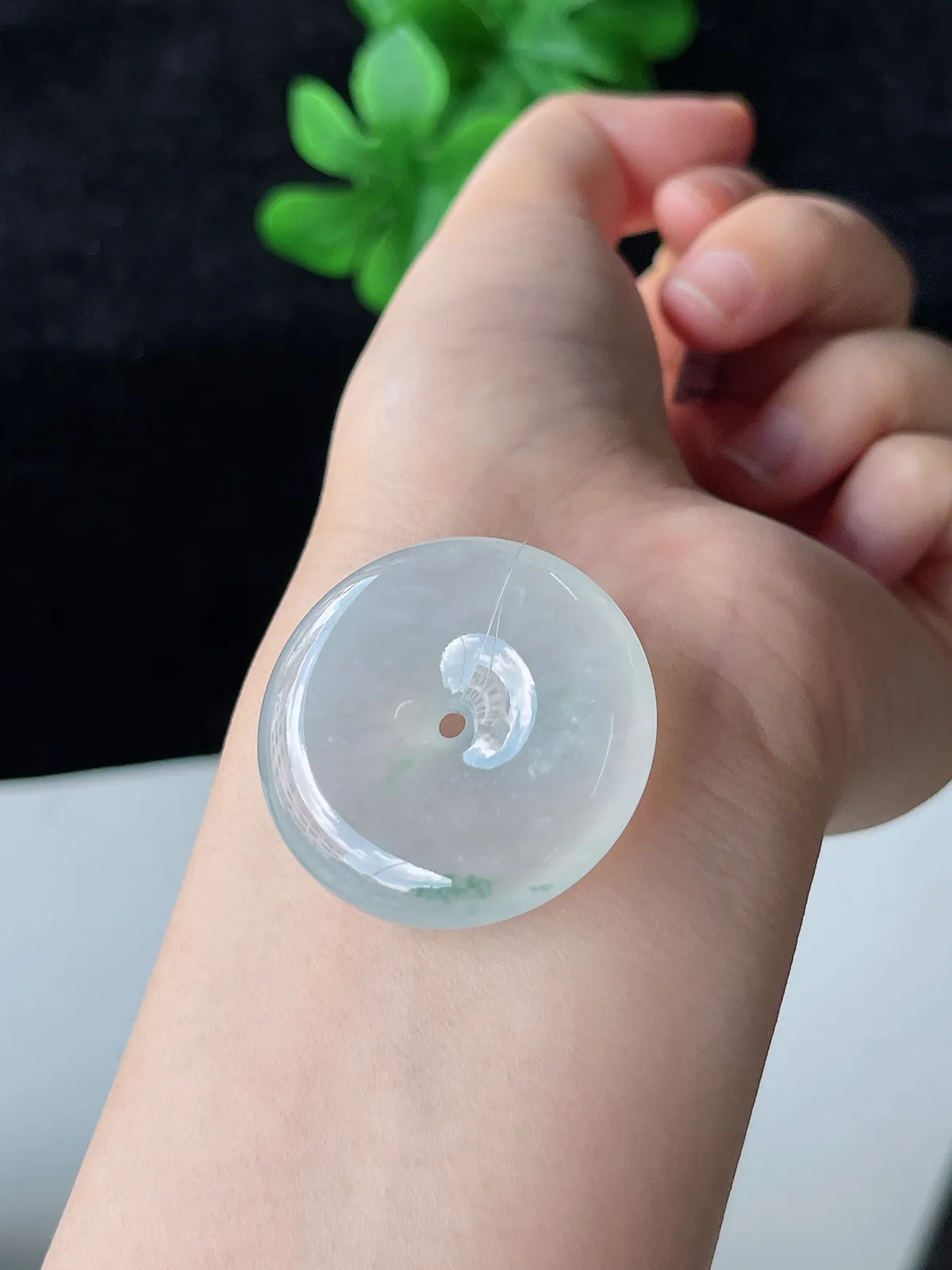翡翠冰糯种白色平安扣
