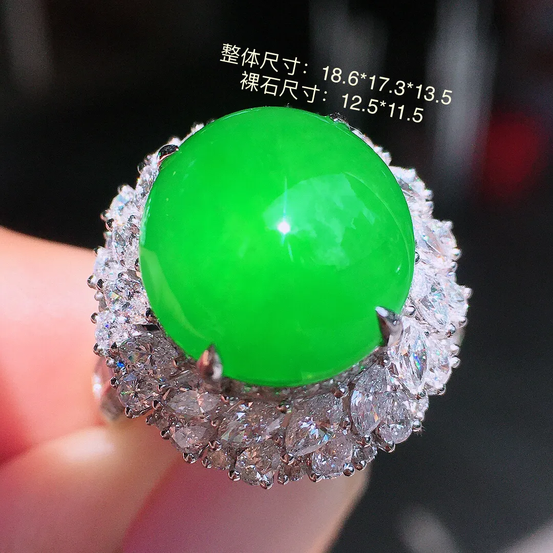 正阳绿蛋面戒指，色泽均匀艳丽，玉质细腻，荧光感超
强，饱满圆润，气质满满。18k
金豪华镶嵌