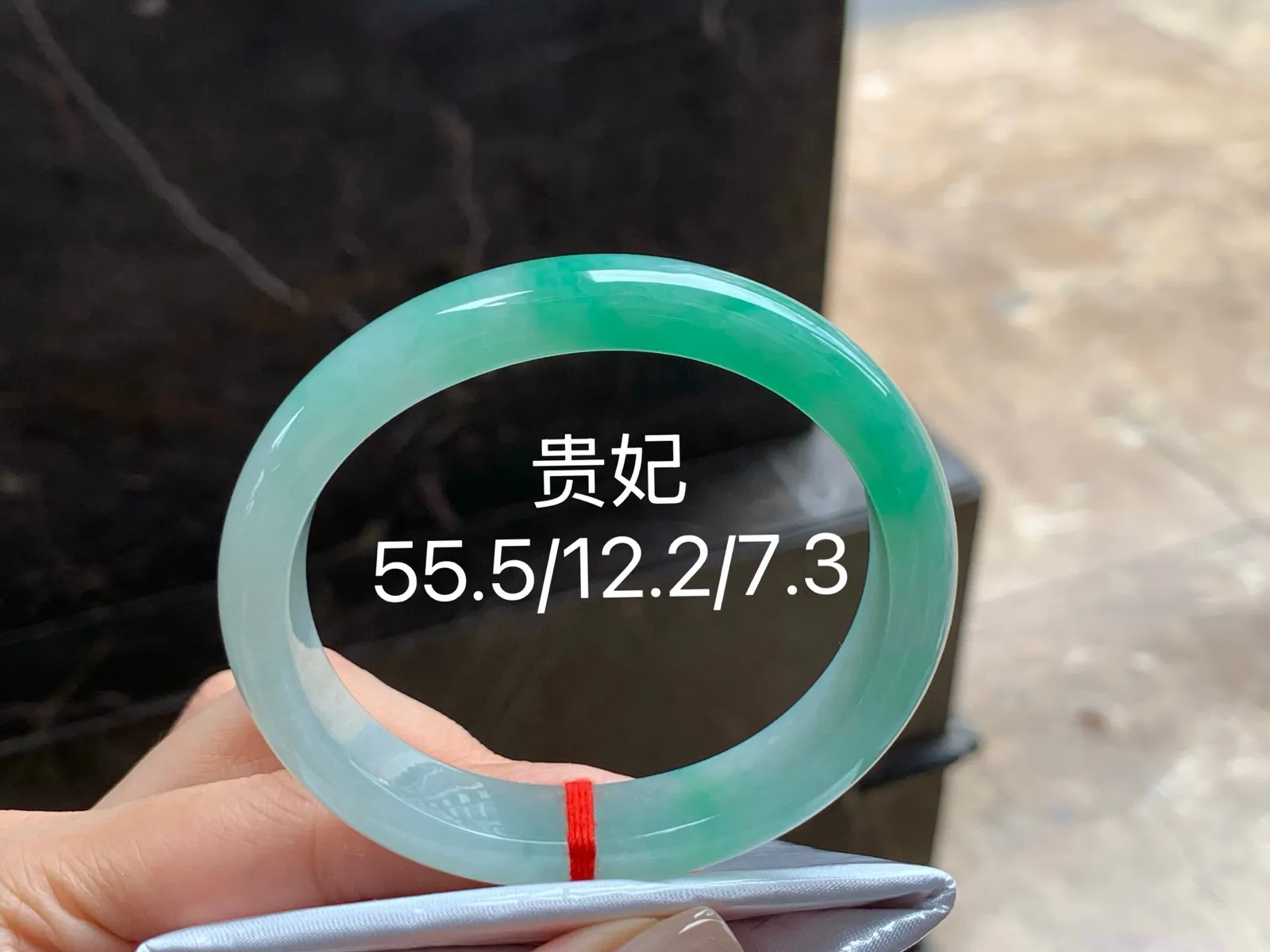 带色贵妃镯
55.5/12.2/7.3mm