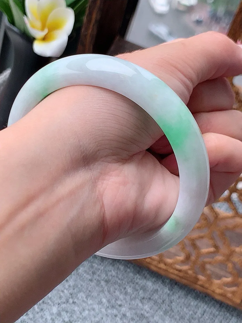 a货翡翠老坑飘绿正装正圈手镯62-63大圈口 尺寸62×12.2×8.5mm 重量65.86g 0618