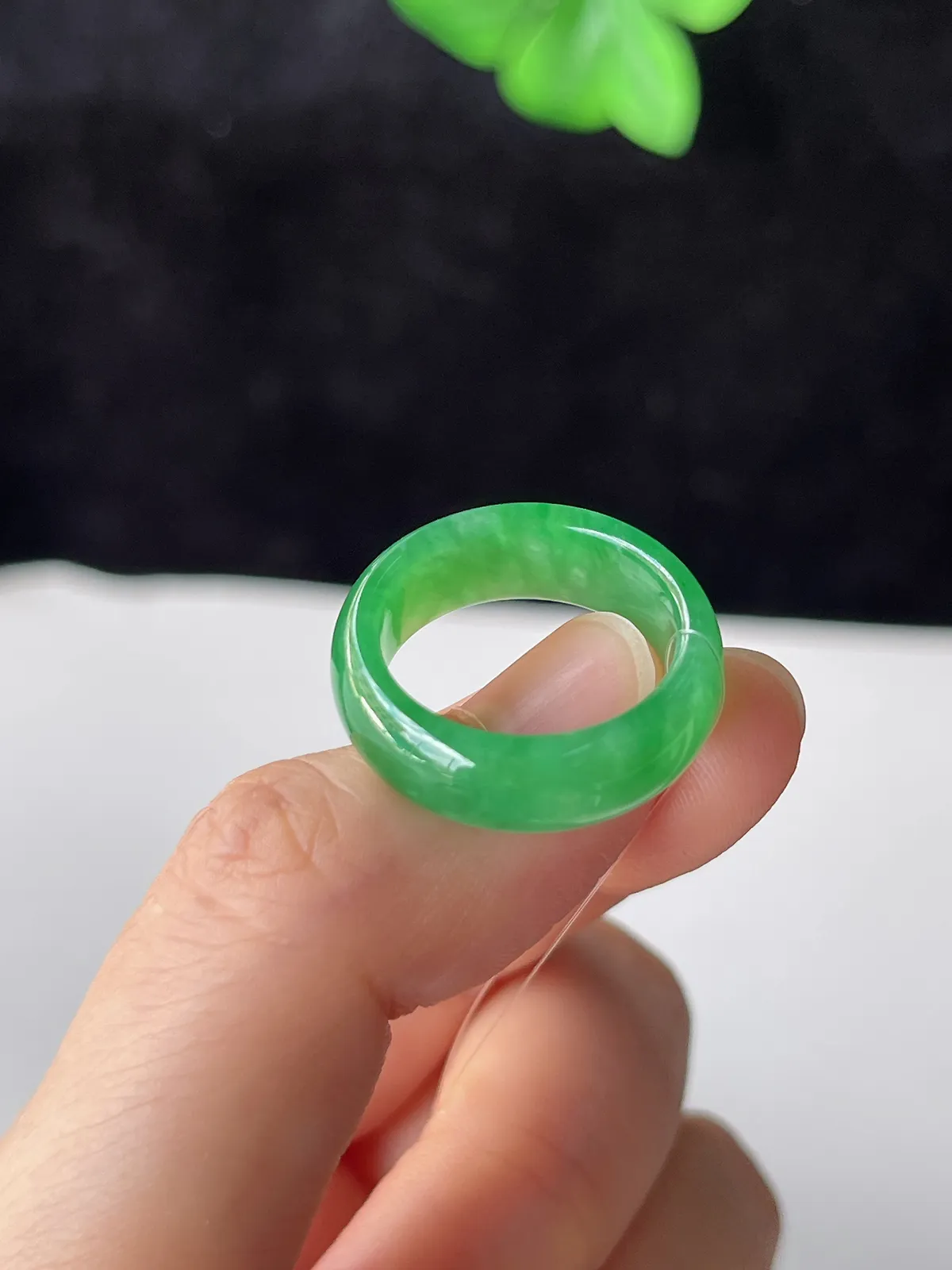翡翠冰糯种飘绿戒指